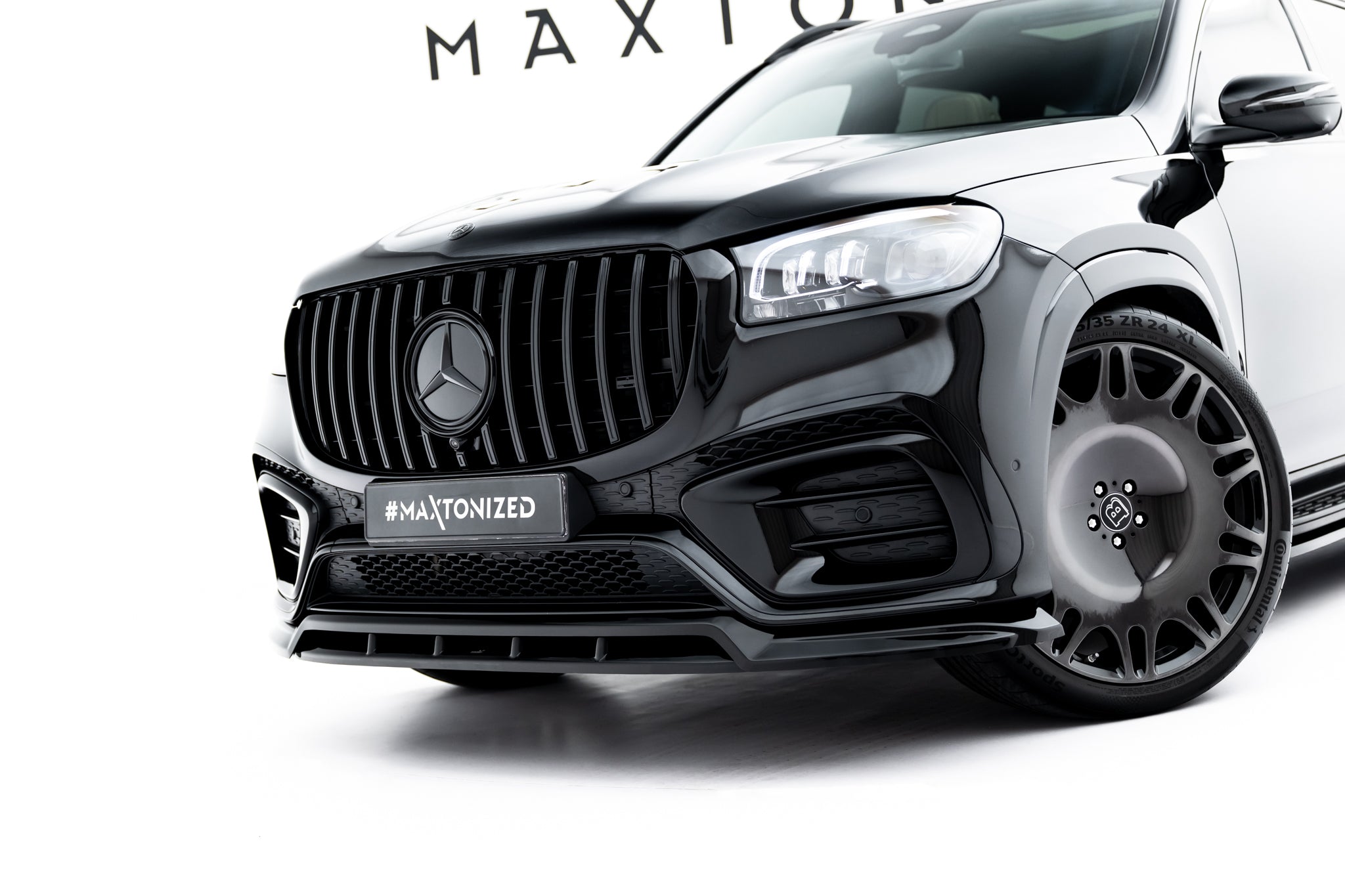 Frontspoiler Mercedes Gls AMG-Line X167 Facelift med stor grill, LED-lykter og mørke felger, sett forfra.