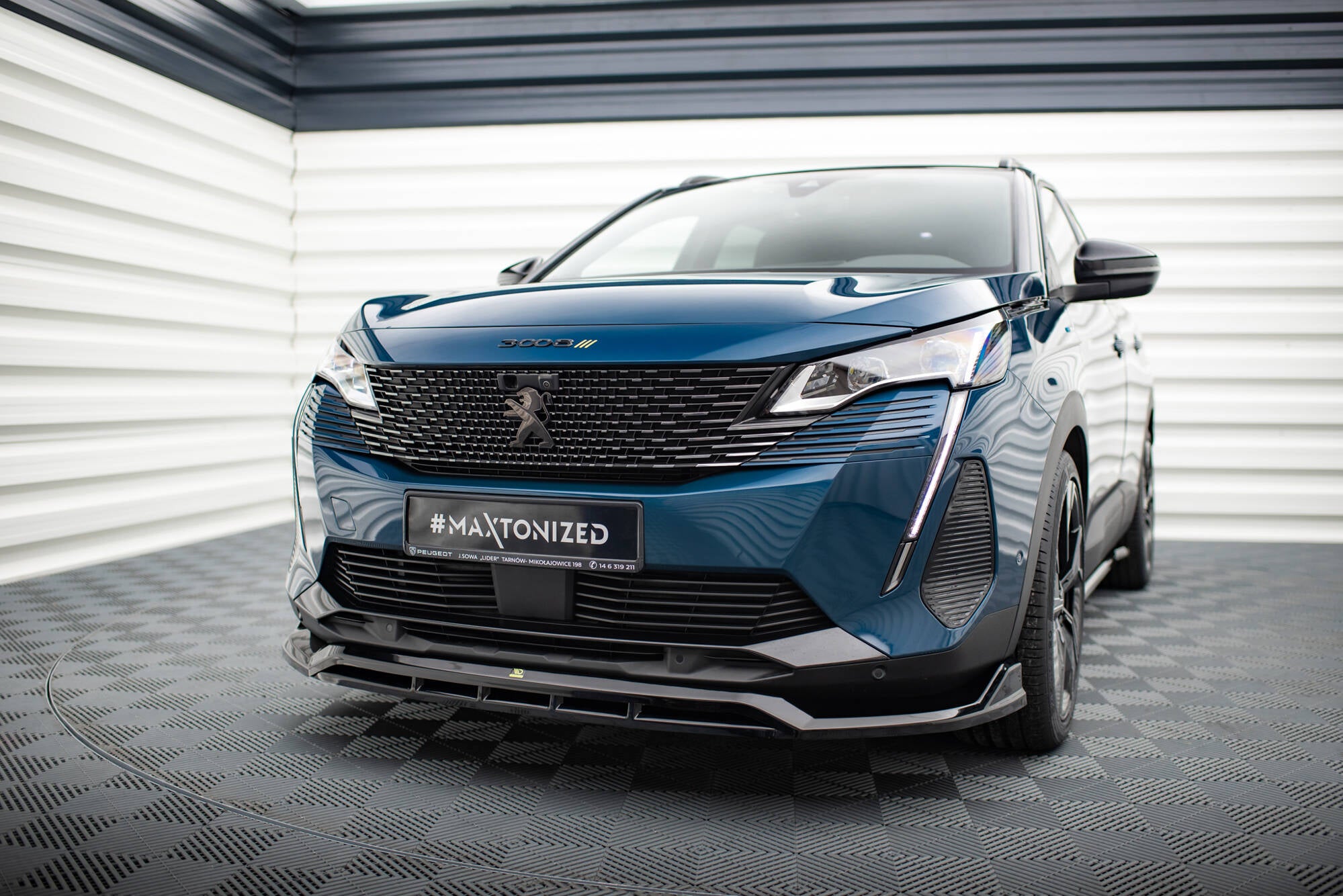 Frontspoiler på Peugeot 3008 GT-Line MK2 Facelift sett forfra med sorte detaljer og LED-lys.