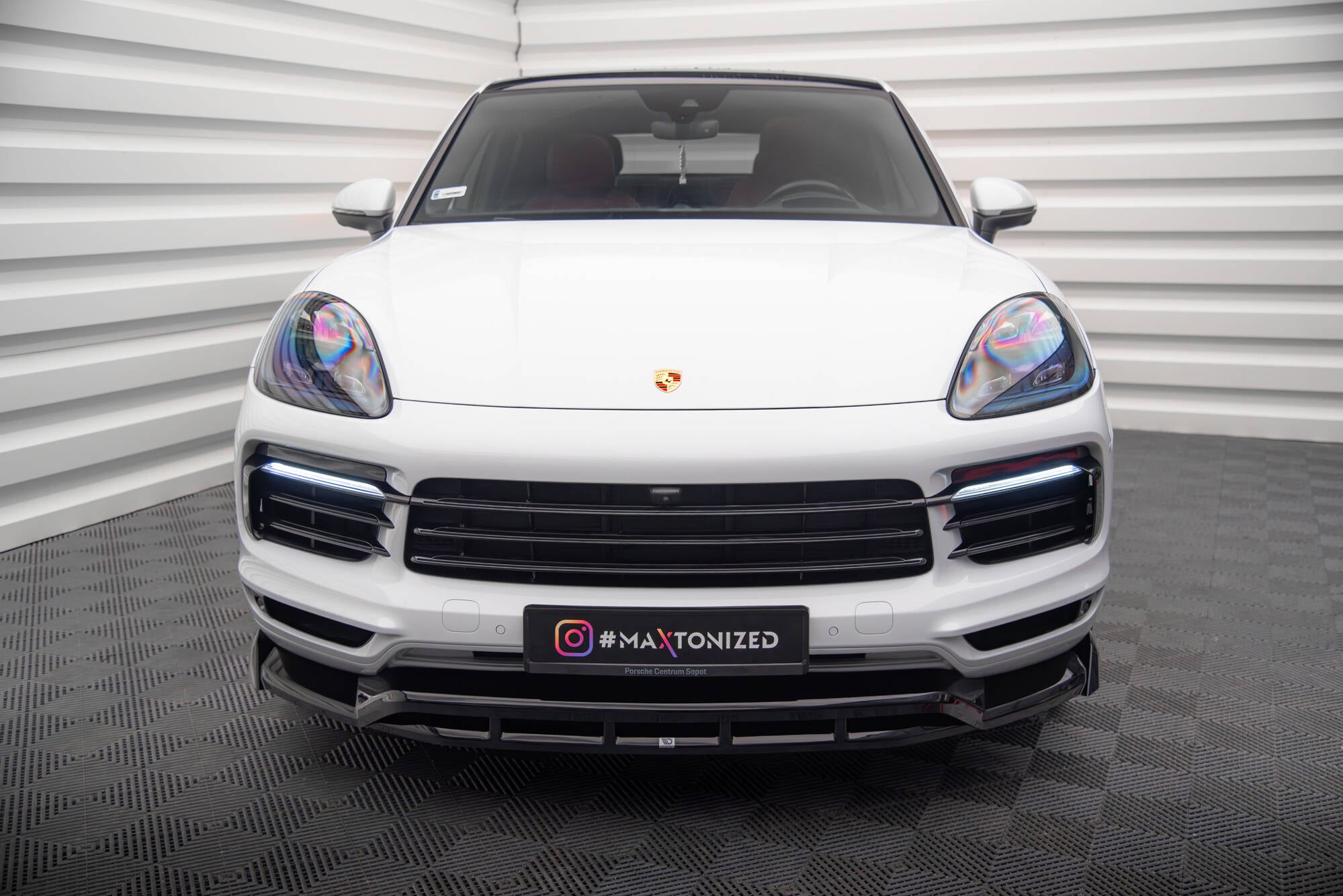 Frontleppe på Porsche Cayenne Coupe MK3 med sorte detaljer, LED-frontlykter og tydelig emblem foran.