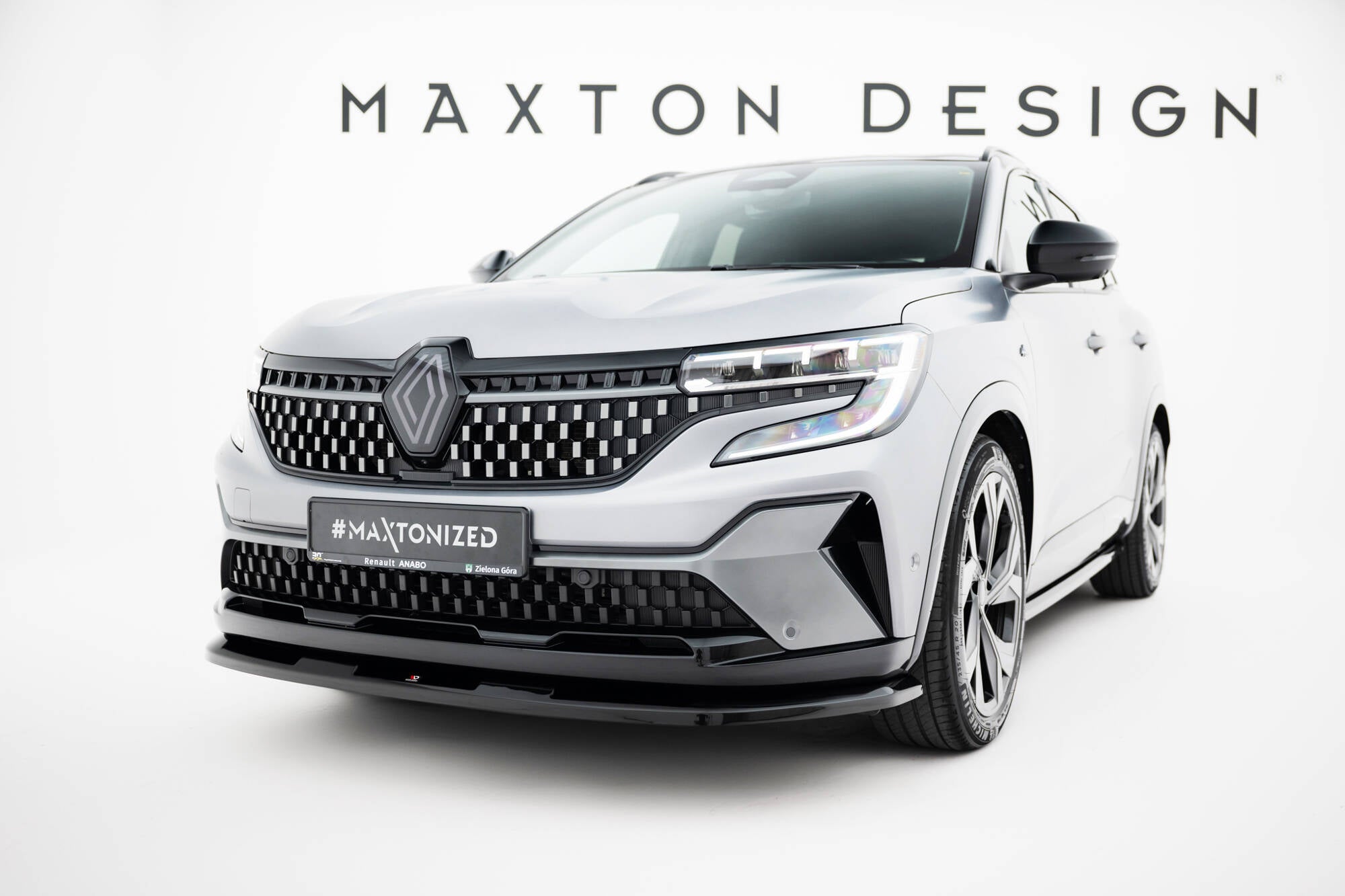 Frontspoiler Renault Austral Iconic MK1 med sort leppe, store felger og LED-frontlykter sett forfra.