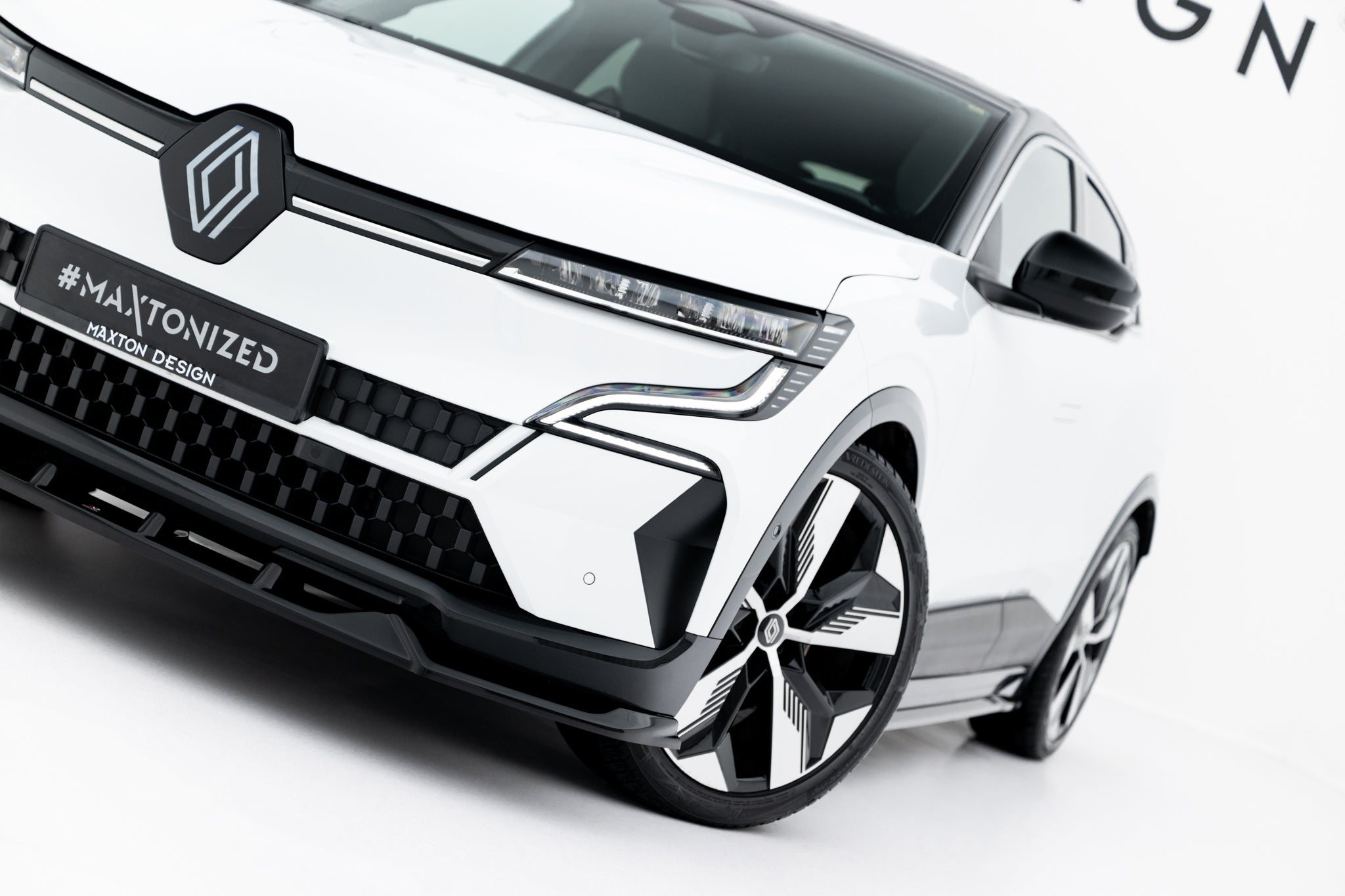 Front splitter på Renault Megane E-Tech Electric MK1 med sorte detaljer og markante LED-lys.