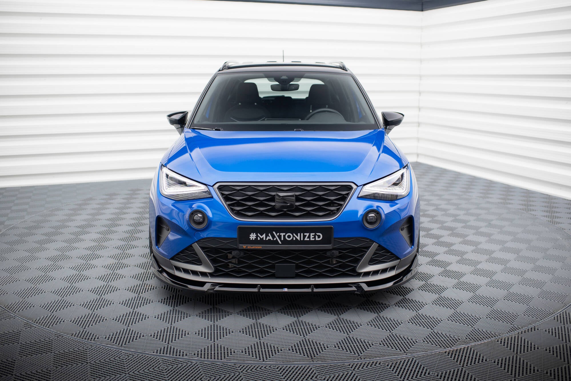 Frontleppe på blå Seat Arona MK1 Facelift FR med sort grill og sportslige detaljer, fotografert forfra.
