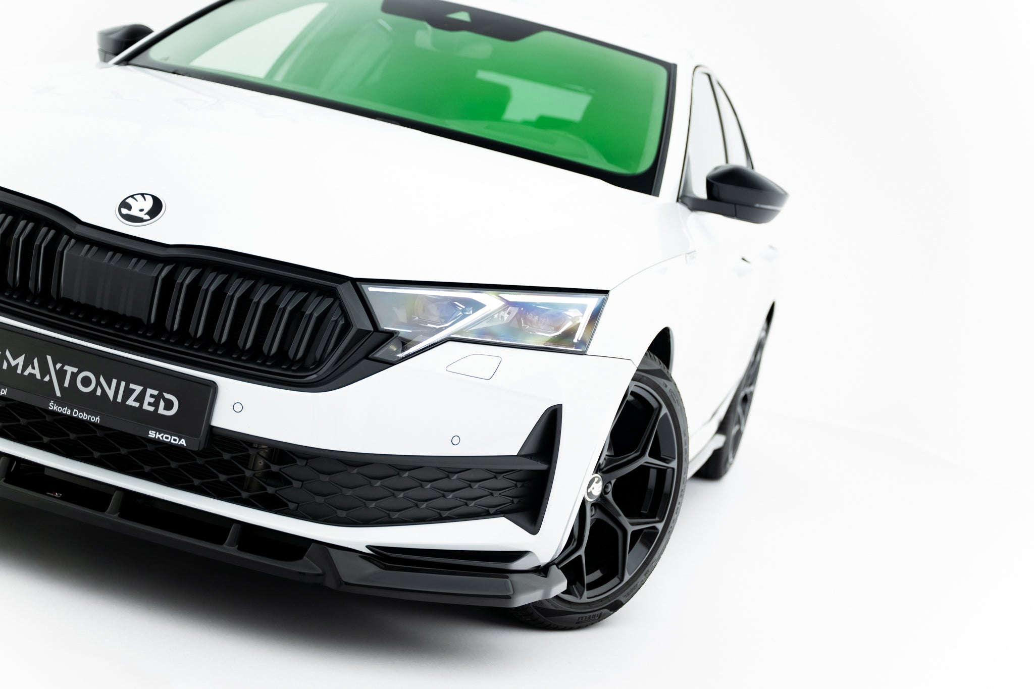 Front splitter på Skoda Octavia MK4 Facelift Sportline med svarte detaljer og tydelige frontlykter.