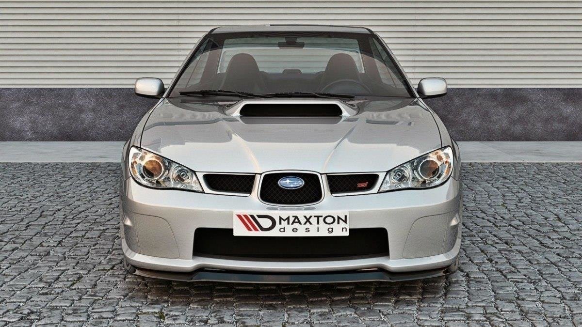 Frontspoiler Subaru Impreza WRX Sti med splitter, sett forfra med svart grill og Maxton Design-logo.
