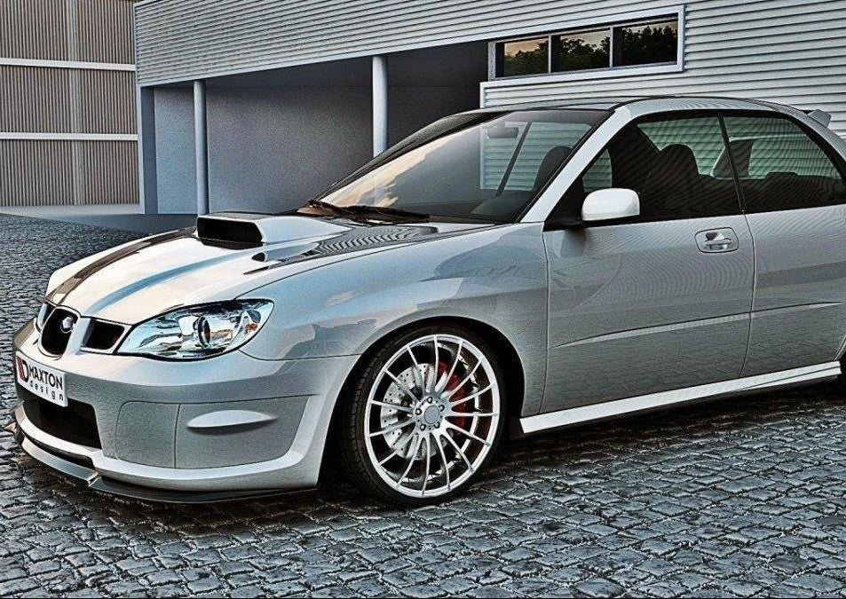 Frontleppe på Subaru Impreza WRX Sti Hawkeye, sett fra siden med store felger og hekkspoiler.