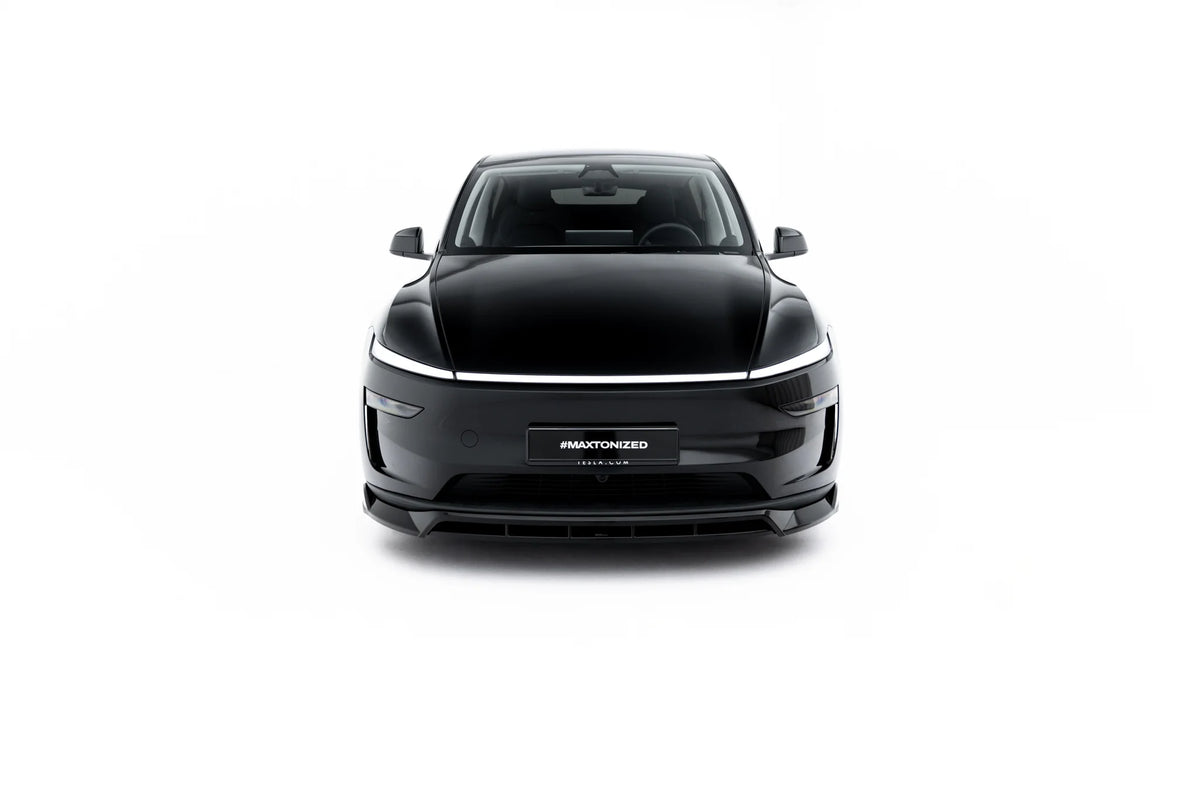 Nærbilde av frontsplitter til Tesla Model Y med blank sort overflate