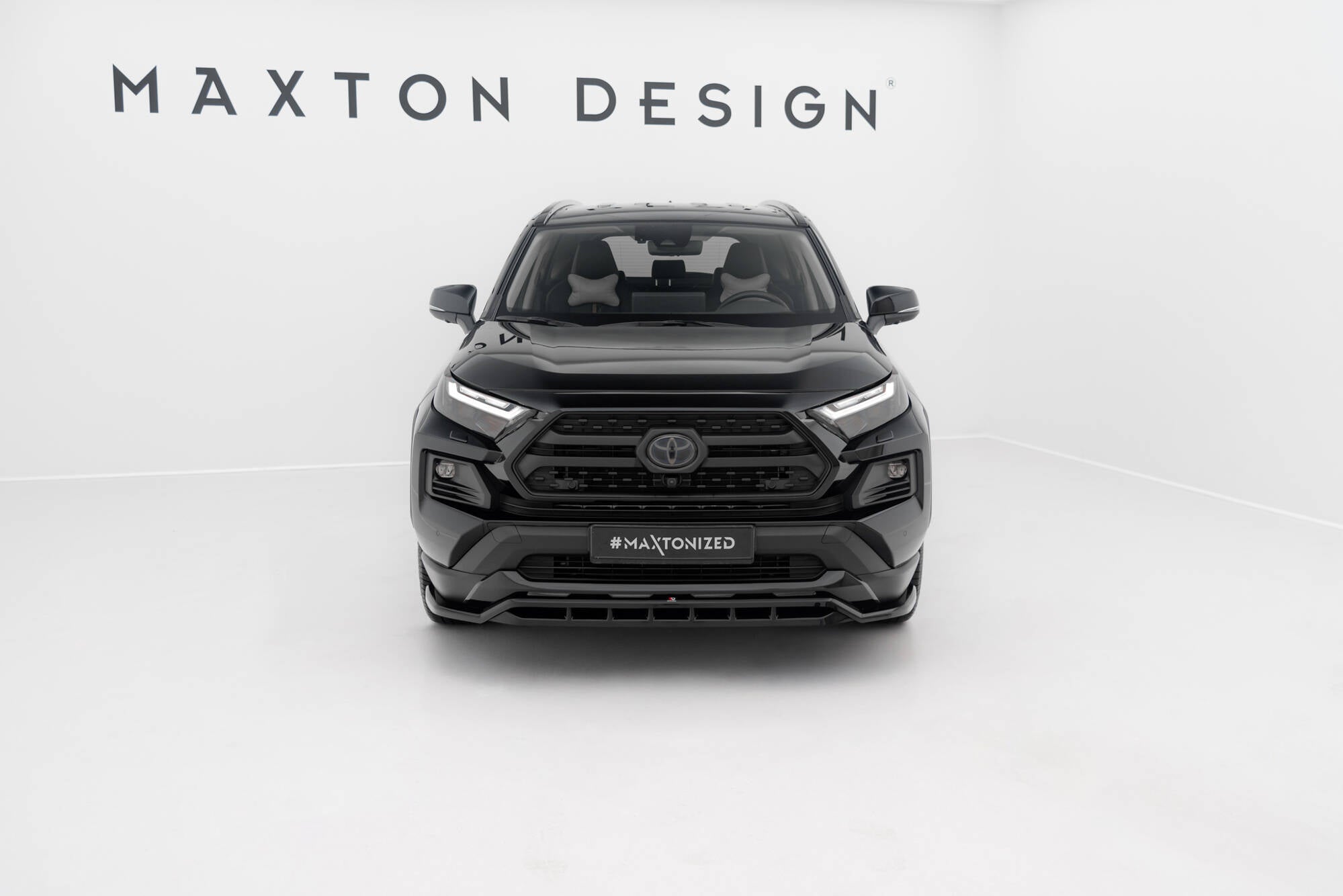 Frontleppe på Toyota Rav4 Adventure MK5 SUV sett forfra med sportslig design og blank sort finish.