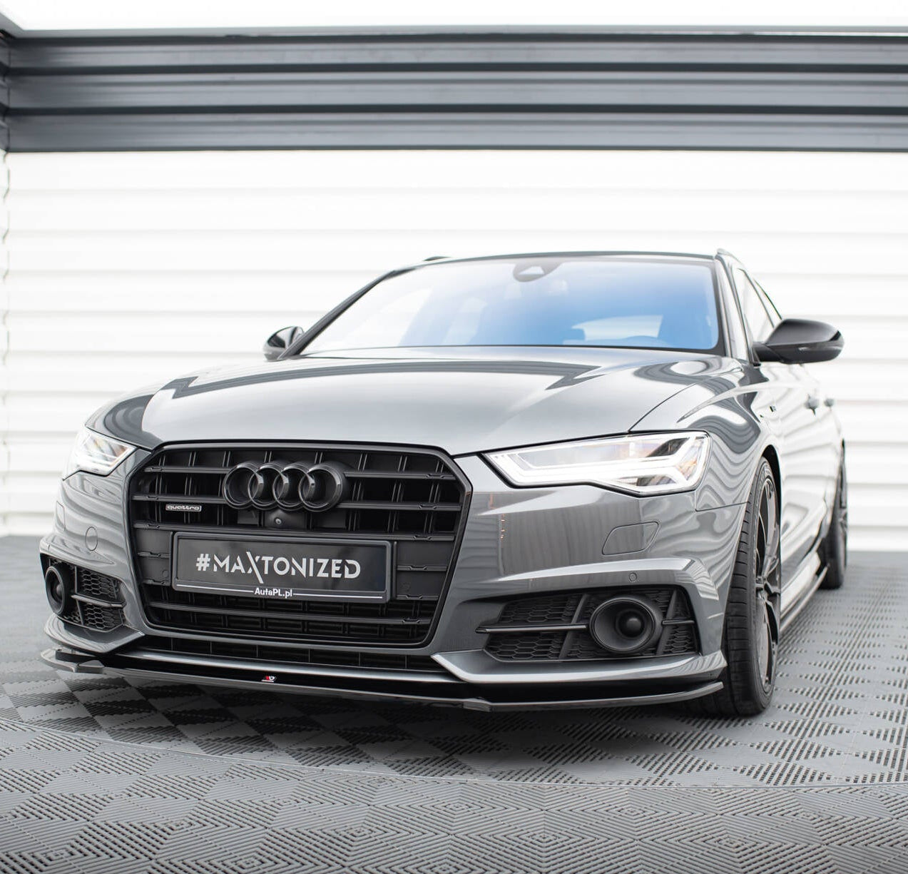 Frontspoiler Audi A6 C7 S-Line montert på grå bil med sorte detaljer og LED-frontlykter.