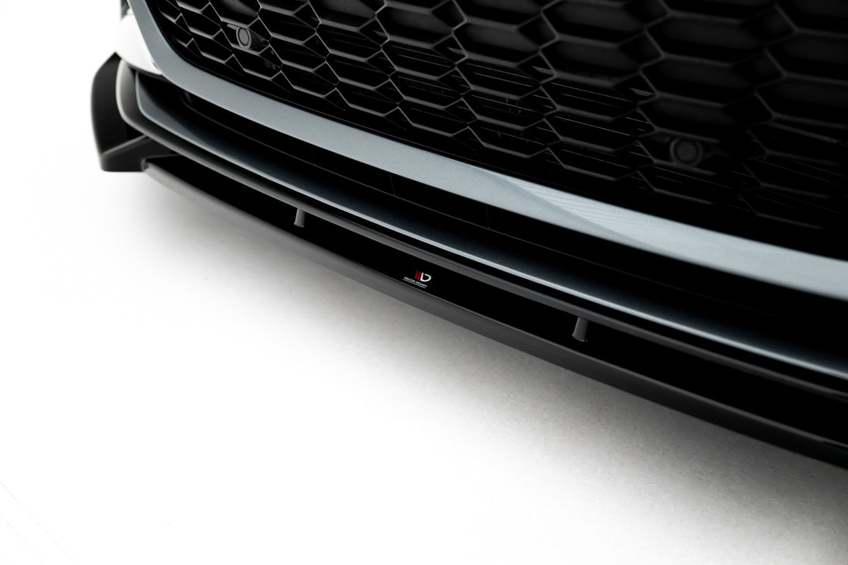 Nærbilde av blank sort frontsplitter til Audi RS6 C8