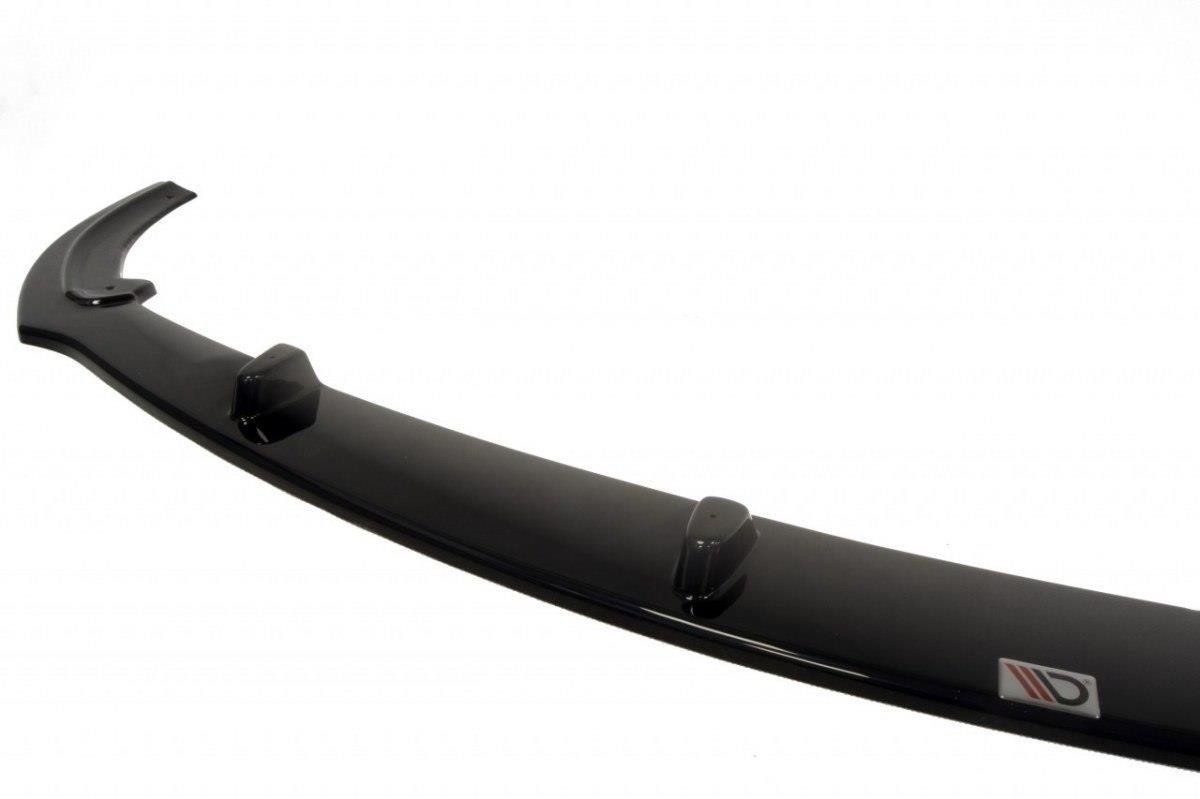 Spoiler til Ford Focus St MK2 V.1 i sort blank plast med festepunkter, sett fra skrå vinkel.