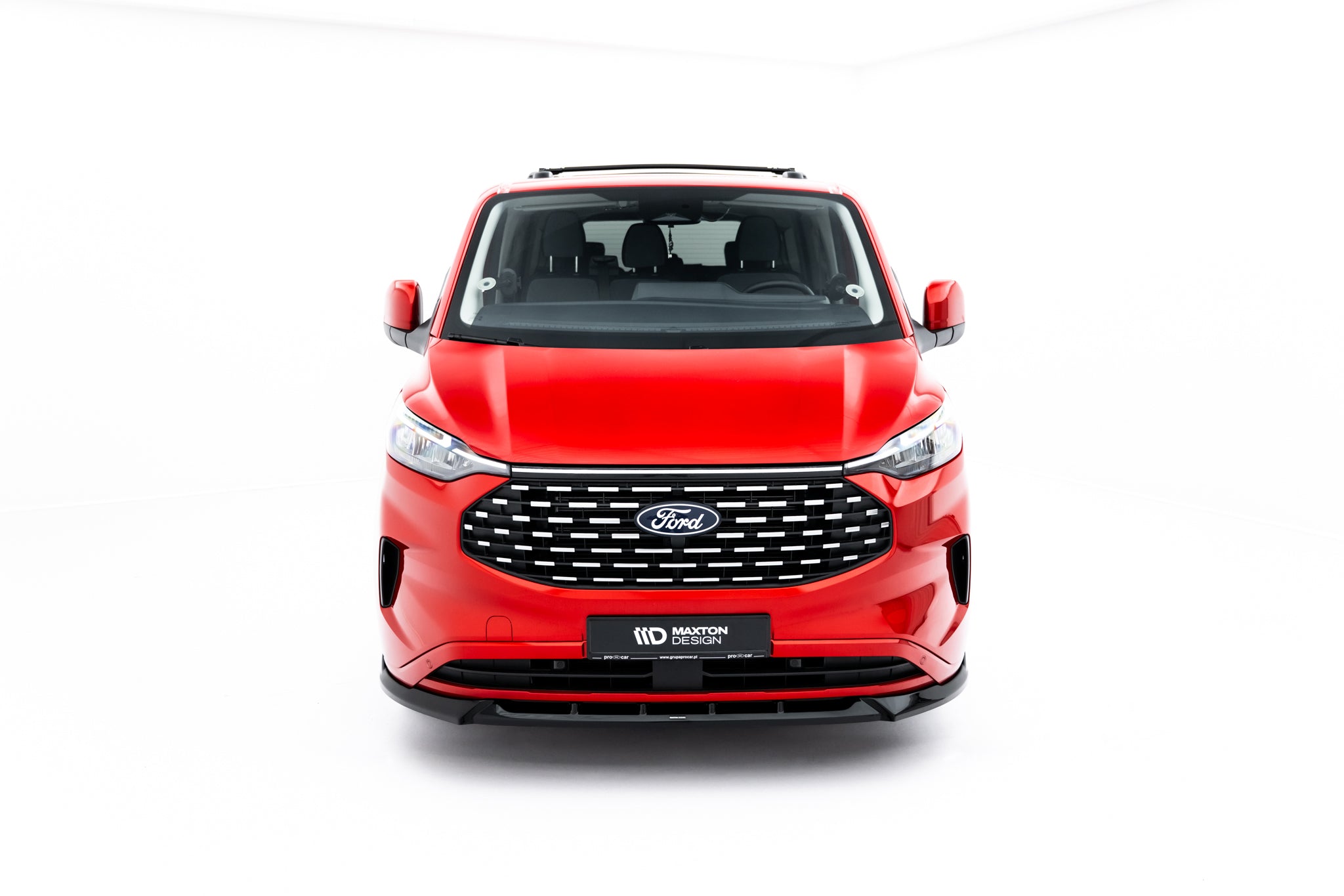 Frontleppe på Ford Transit Custom MK2, rød varebil forfra med sort grill og kromdetaljer i studio.