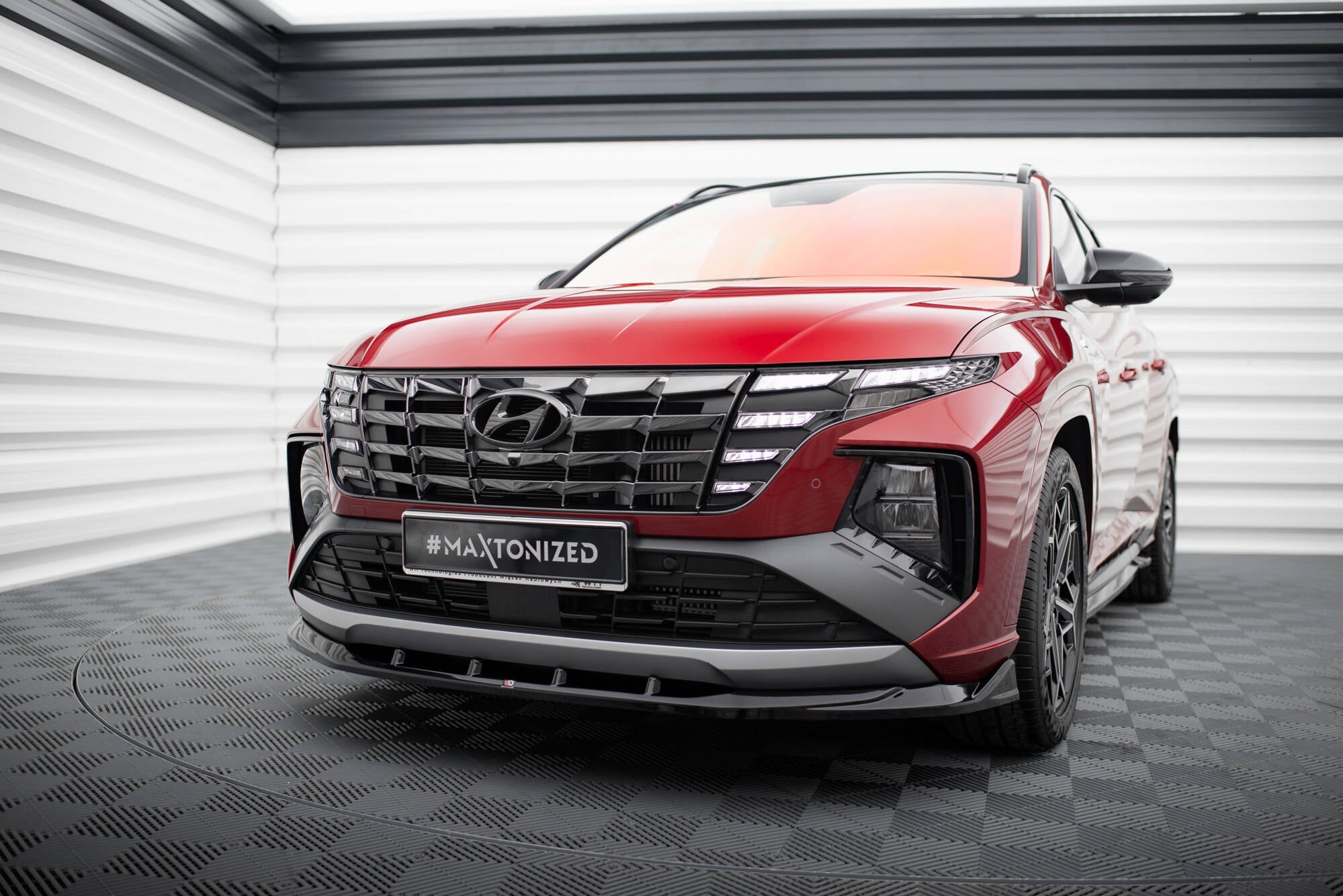 Frontspoiler Hyundai Tucson N-Line MK4 V.1 sett forfra med svarte detaljer og markante LED-lys.