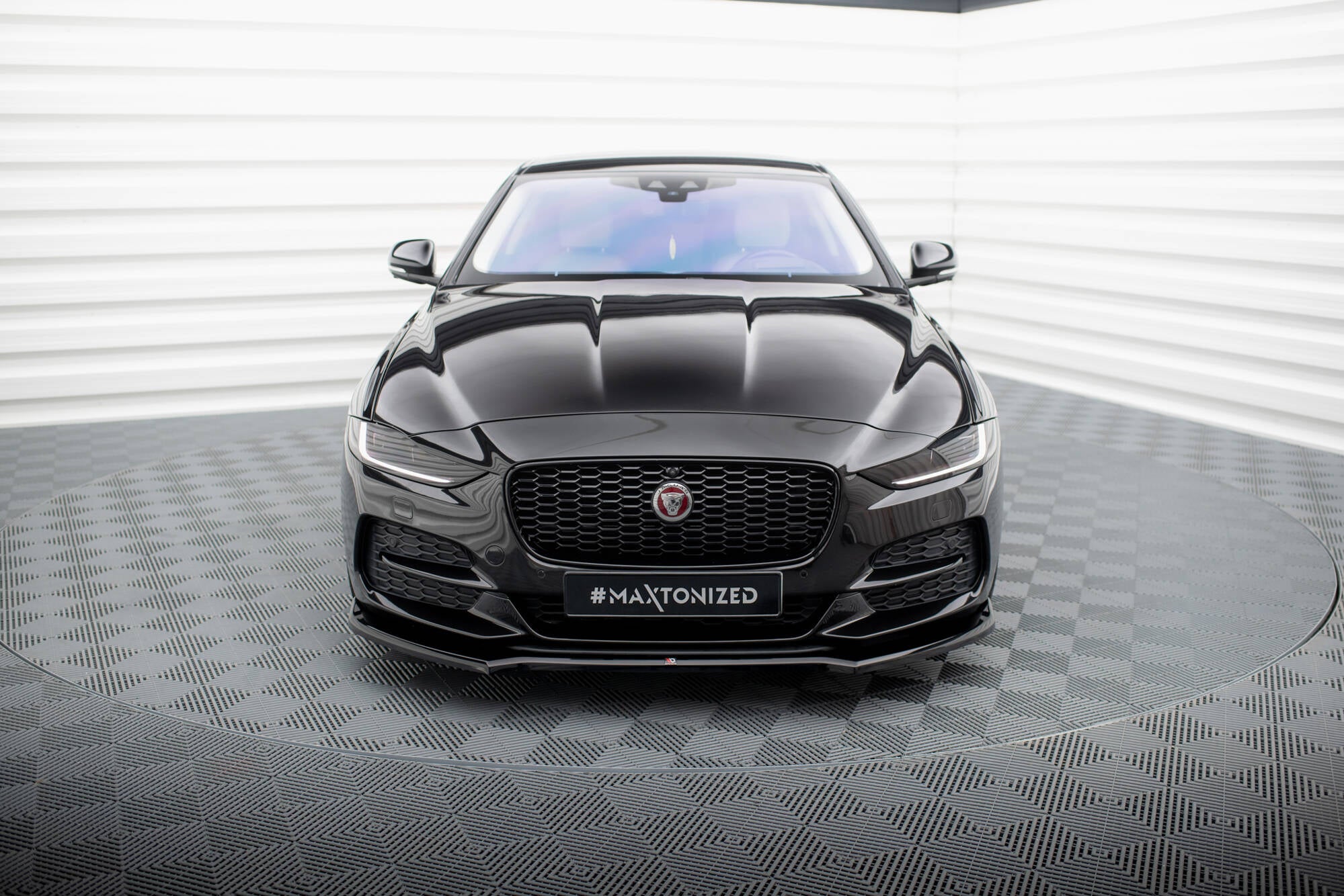 Frontleppe på Jaguar X760 Xe Facelift V.1 sett forfra med markant grill og LED-frontlykter.