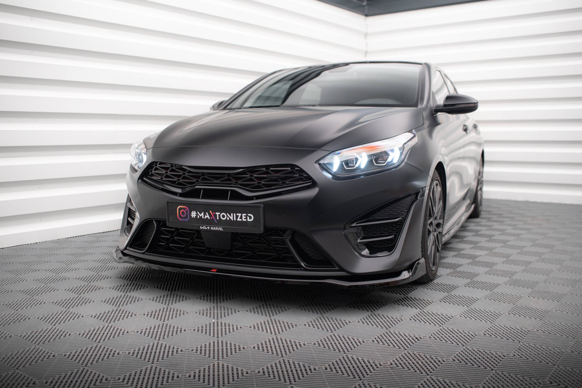 Frontspoiler på Kia Proceed GT MK3 Facelift med matt sort finish og opplyste LED-frontlykter.