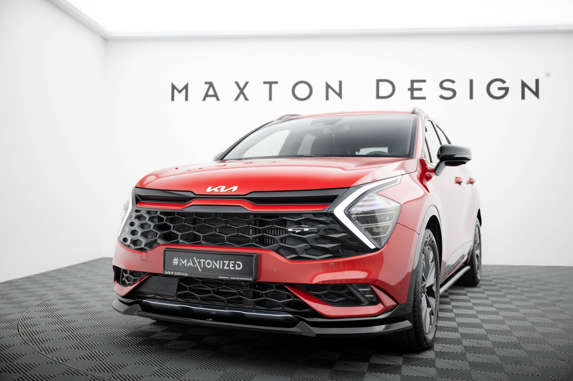 Frontspoiler Kia Sportage GT-Line MK5 V.1 på rød SUV med sort grill og LED-frontlykter.