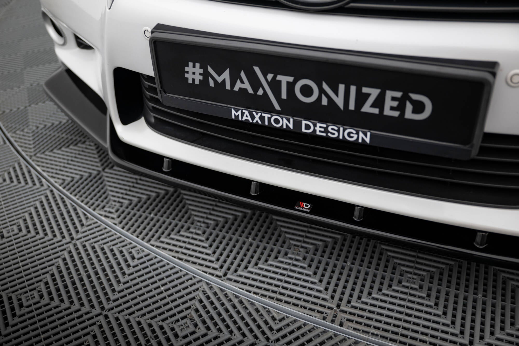 Spoiler til Lexus Gs MK4 V.1 i sort plast med Maxton Design-logo, montert under hvit bil.