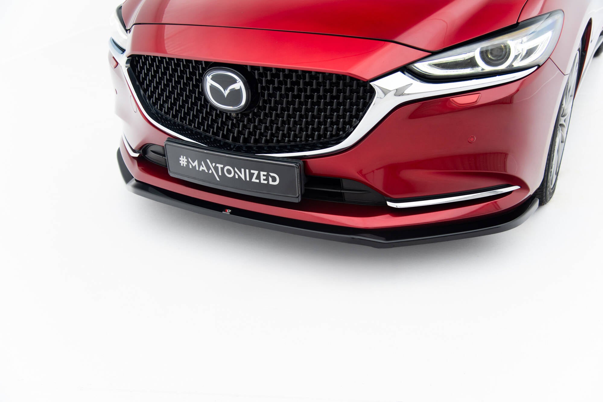Spoiler til Mazda 6 MK3 Facelift V.1 montert foran med svart grill, kromdetaljer og LED-lys.