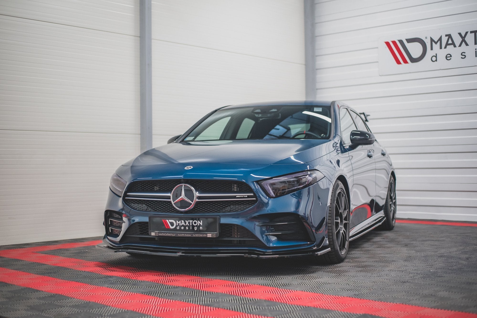 Frontleppe på Mercedes A35 AMG Aero W177 V.1 i blå metallic med sorte detaljer, sett skrått forfra.