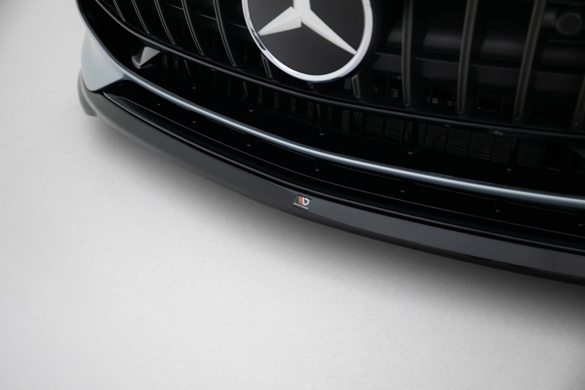 Spoiler for Mercedes GT 63 C192, blank svart med logo under grill med kromdetaljer og Mercedes-stjerne.