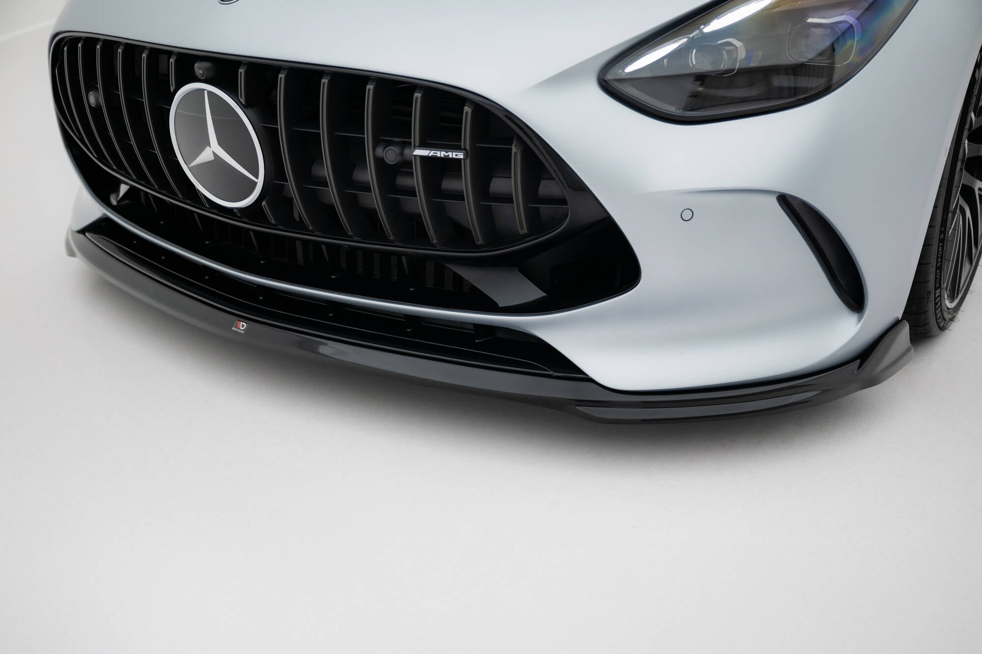 Front splitter på Mercedes GT 63 C192 med sort grill og markant sort frontsplitt nederst.