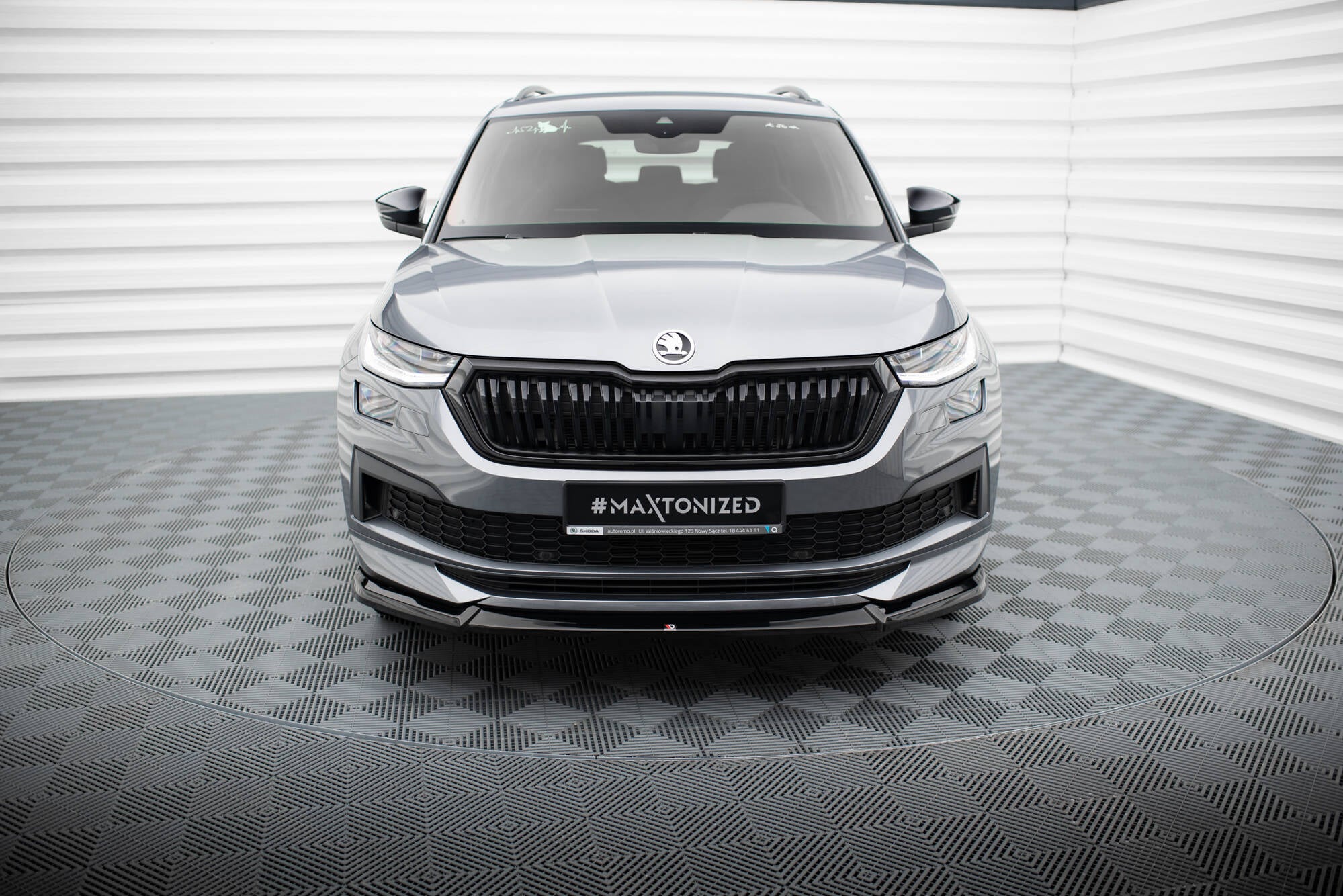 Frontleppe på Skoda Kodiaq Sportline MK1 Facelift sett forfra med sort grill og markerte panserlinjer.