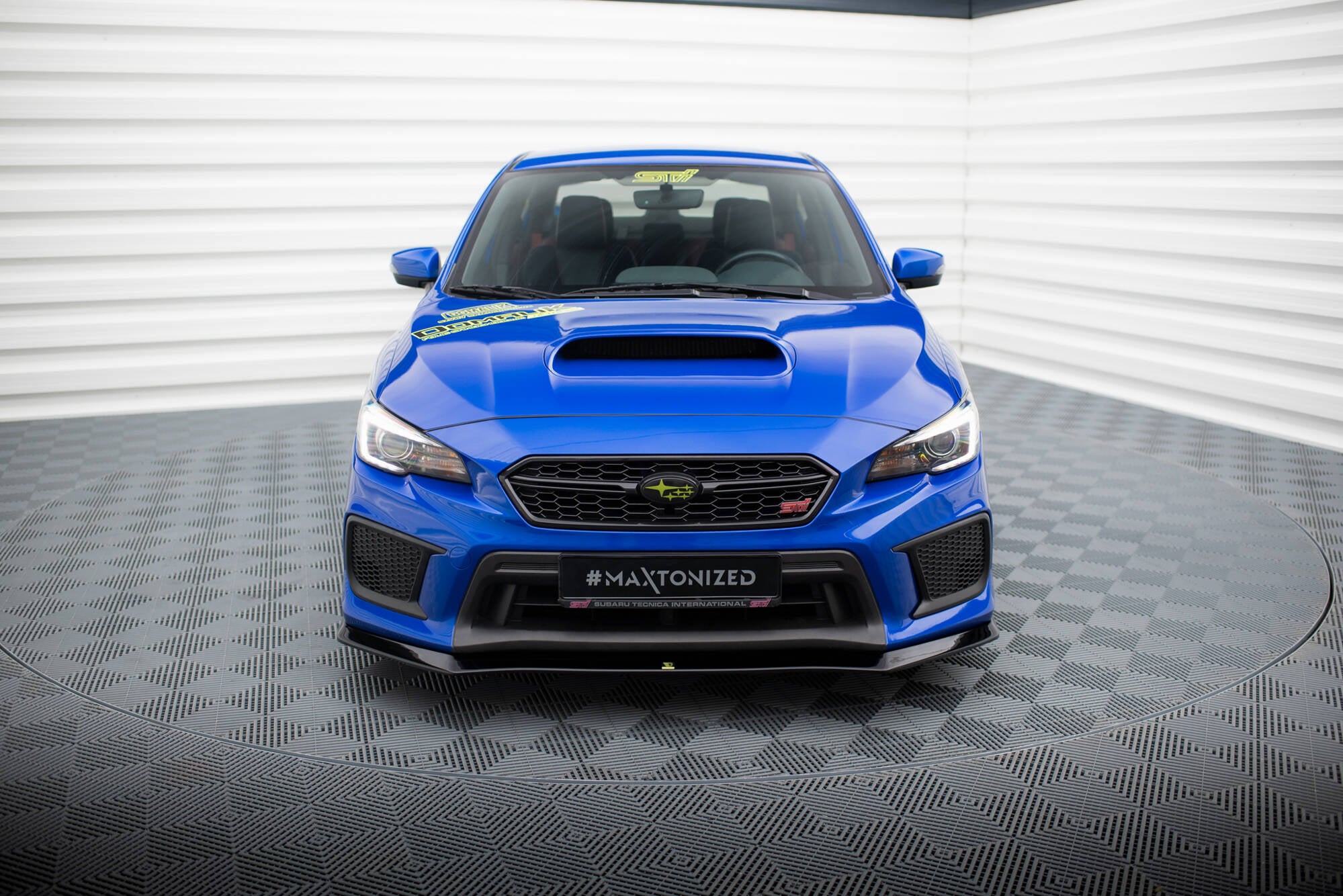 Frontleppe på Subaru WRX Sti MK1 Facelift V.1, blå bil sett forfra med svarte detaljer og stort luftinntak.