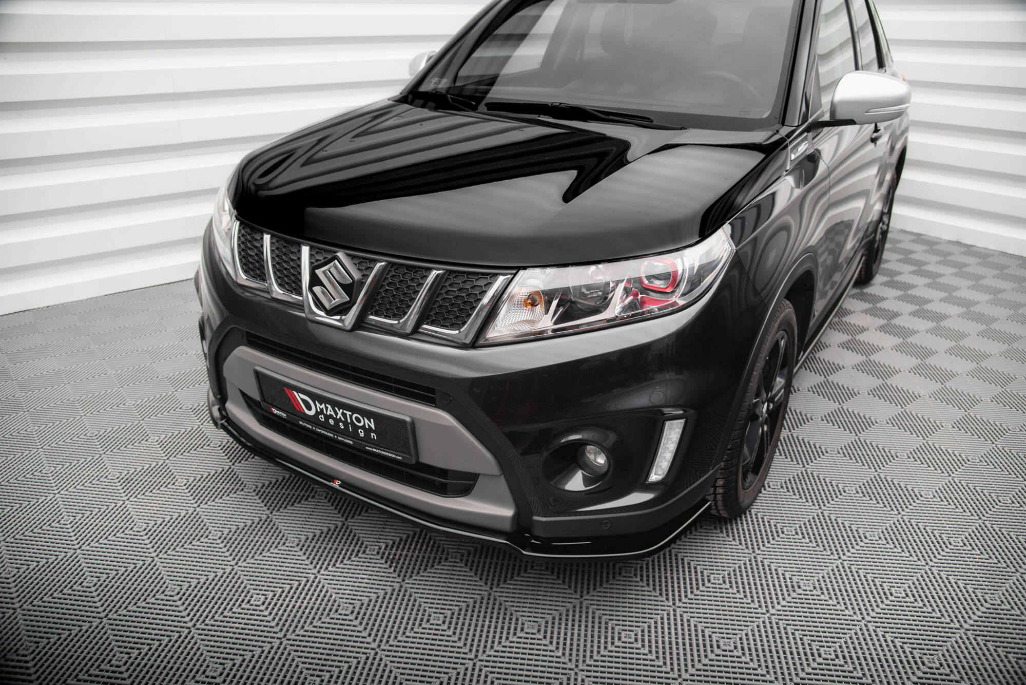 Spoiler på Suzuki Vitara S MK2 V.1 med kromdetaljer og aerodynamisk frontsplitter sett fra siden.