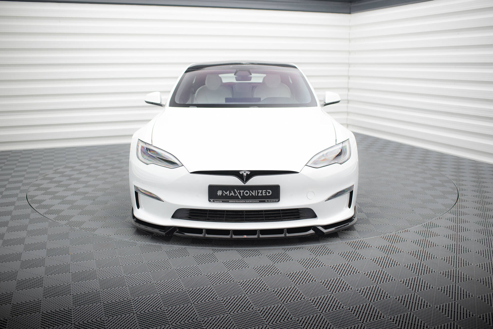 Frontleppe på Tesla Model S Plaid MK1 Facelift V.1 med svart frontsplitter og tonet panoramatak.