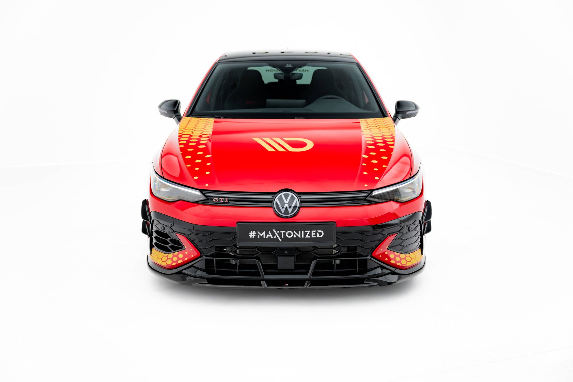 Frontleppe VW Golf GTI Clubsport MK8 Facelift V.1 med gule og oransje detaljer på rød bil.