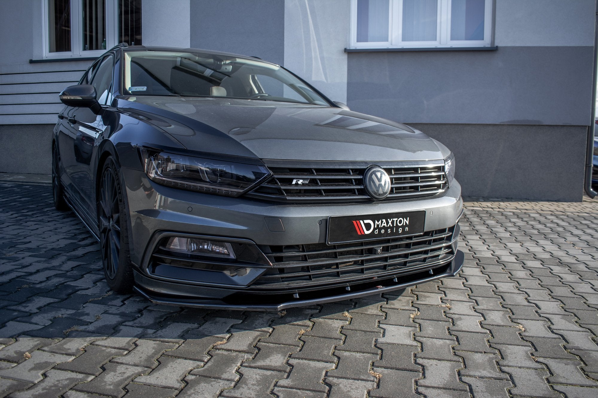 Spoiler til VW Passat R-Line B8 V.1 montert foran med sporty utseende og svarte detaljer.