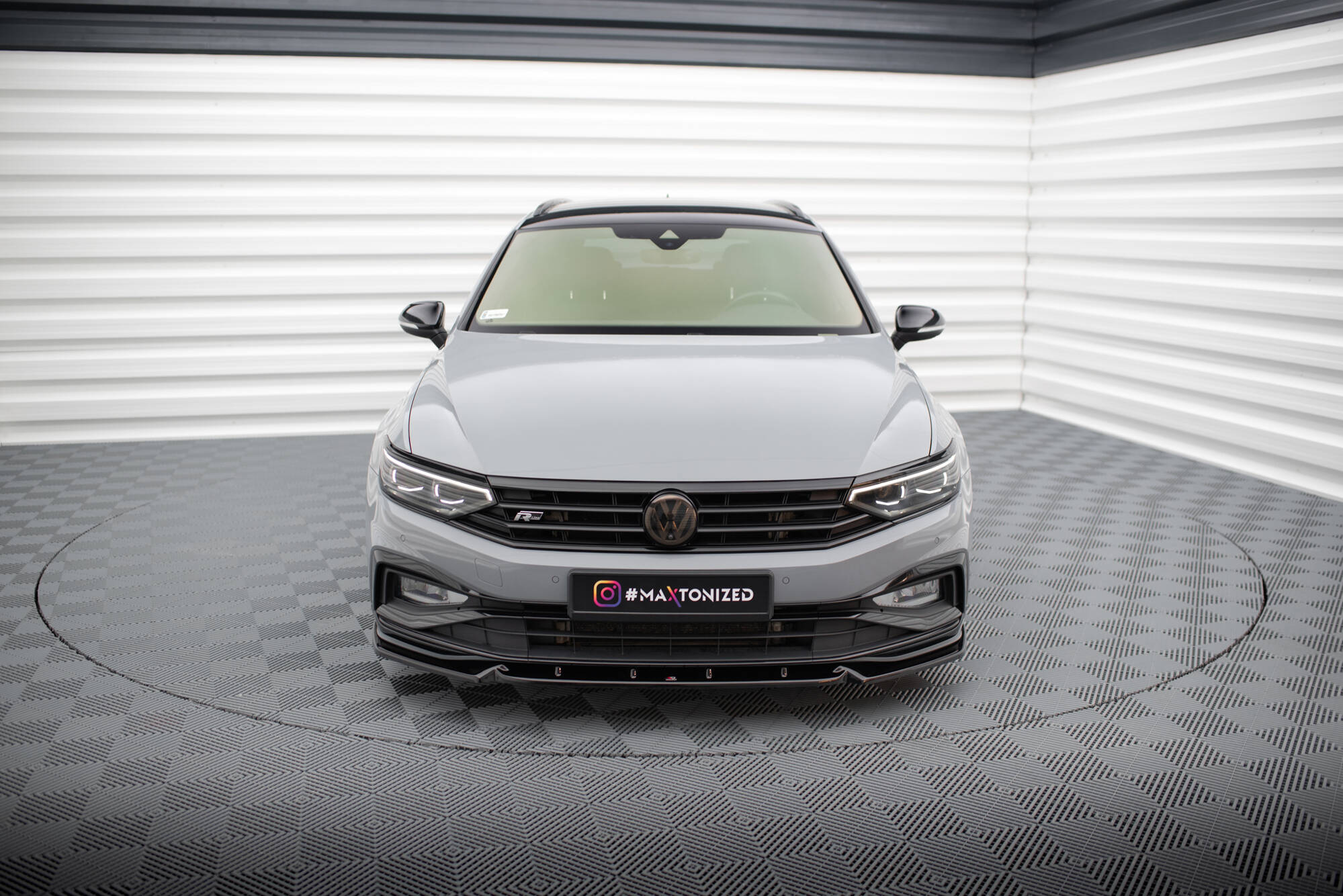 Frontleppe VW Passat B8 R-Line Facelift V.1 montert på lysegrå bil sett forfra med svarte detaljer.