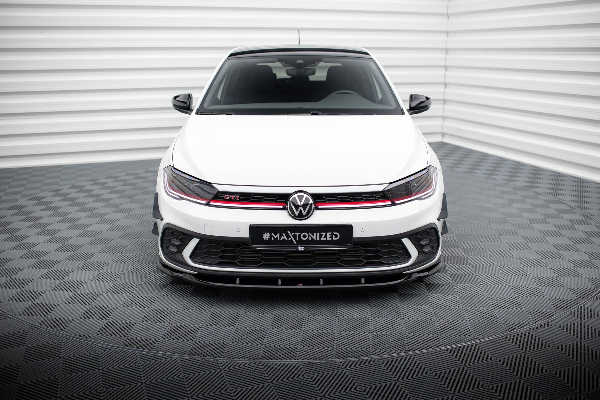 Frontleppe til VW Polo GTI MK6 Facelift V.1, hvit bil forfra med sort og rød grilldekor.