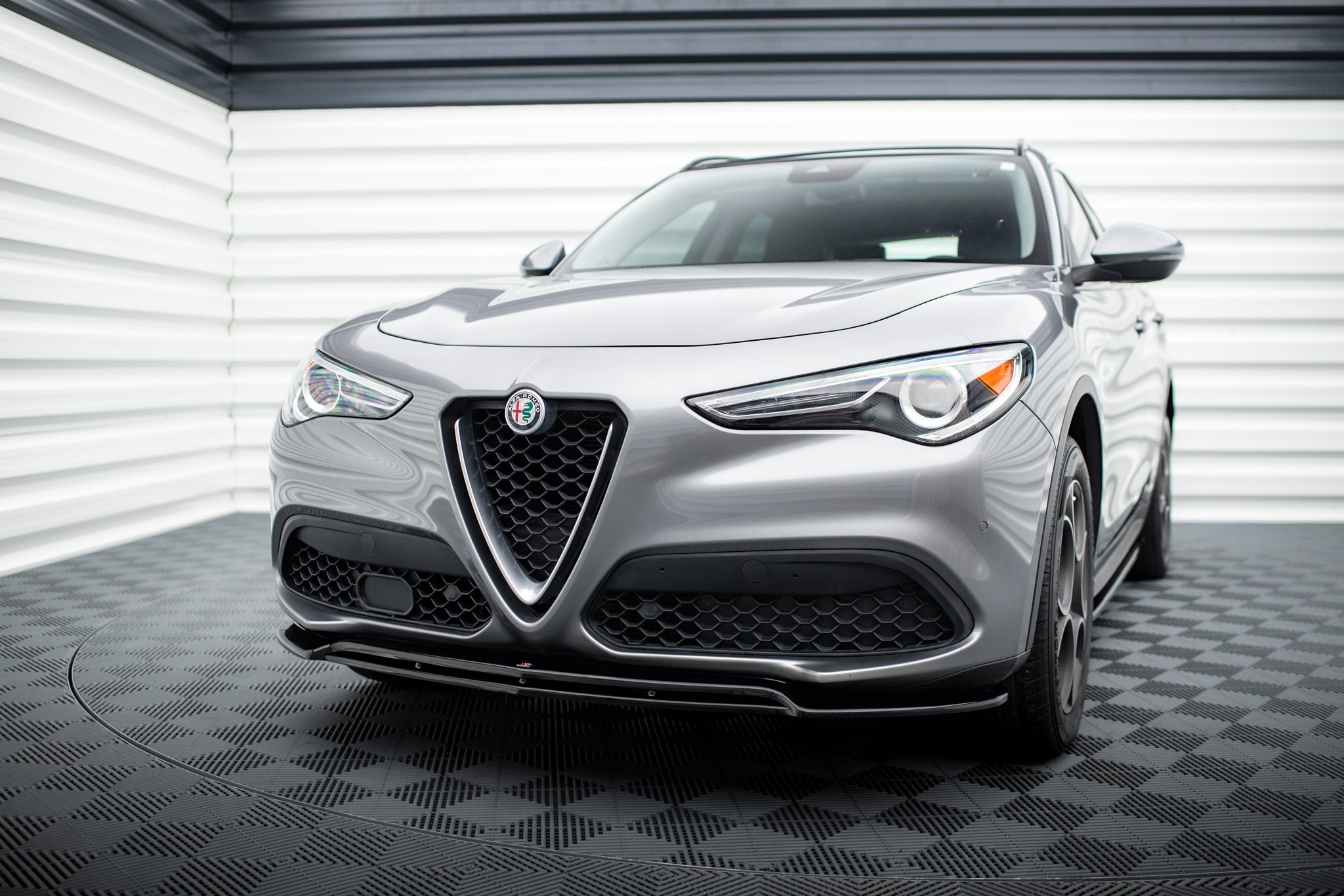 Frontspoiler Alfa Romeo Stelvio MK1 V.2 sett forfra med sportslig design og markant grill.