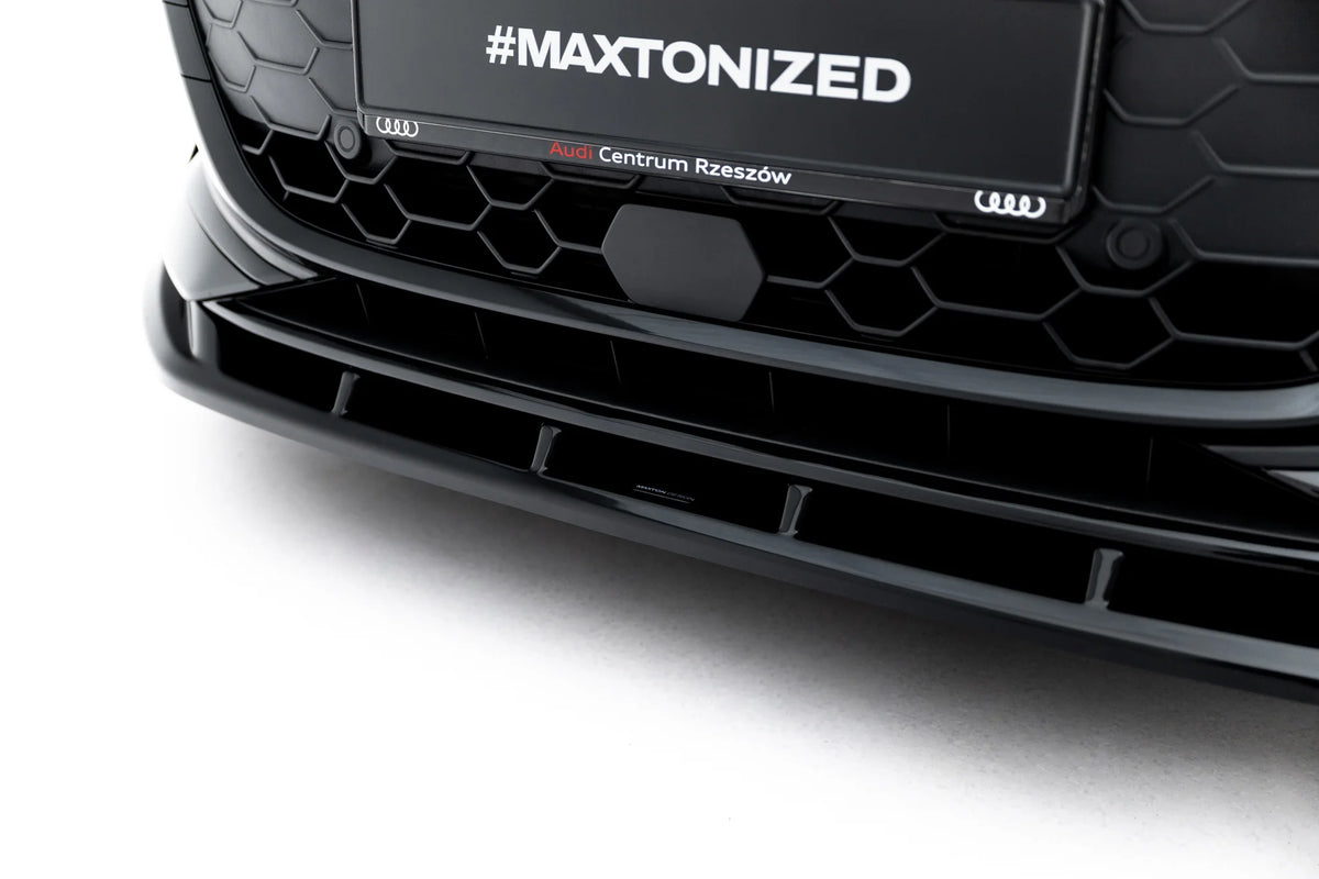 Detalj av Gloss Black-finish på frontsplitter til Audi A3 Sedan 8Y