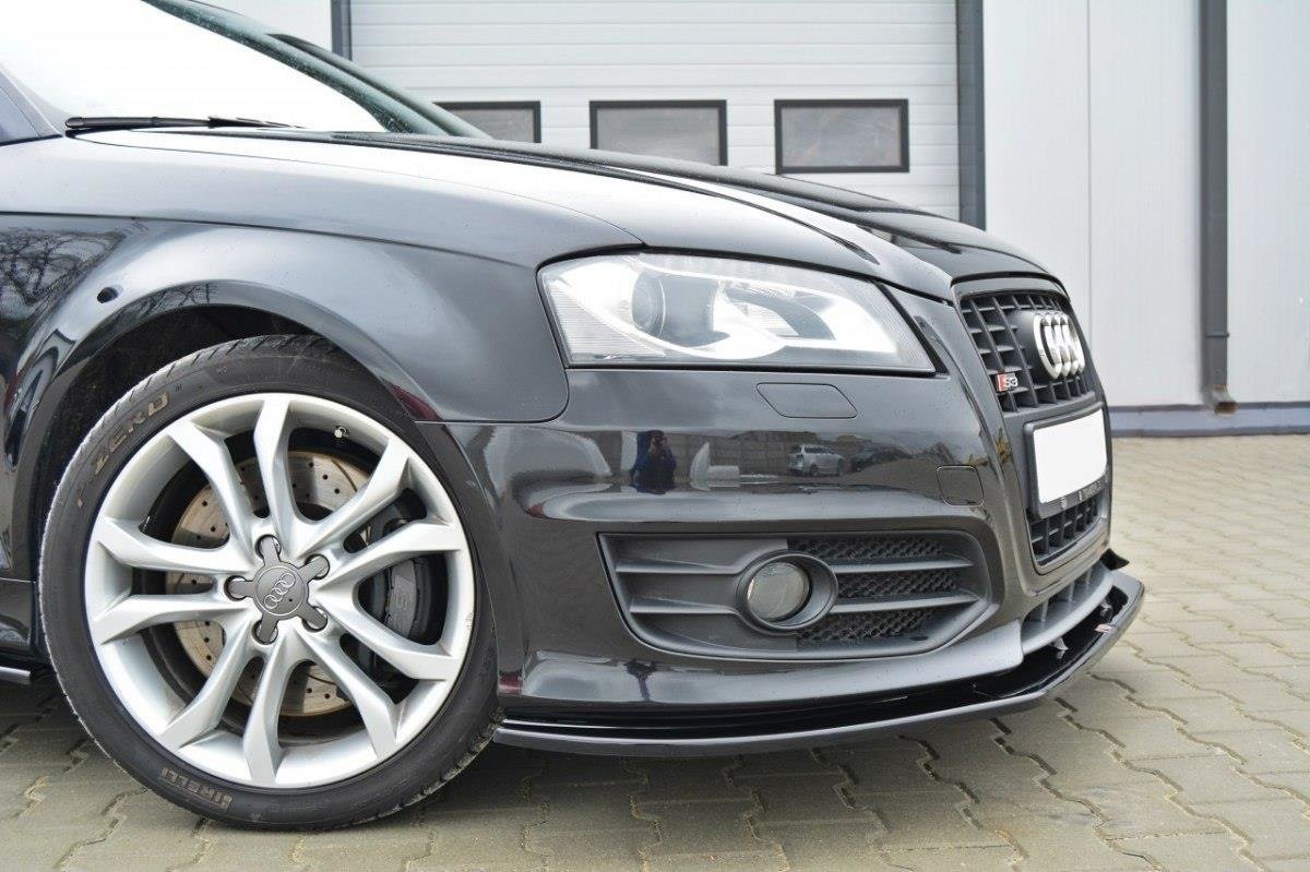 Frontleppe Audi S3 8P FL V.2 montert på sort bil, viser aluminiumsfelg, grill og frontlykt.