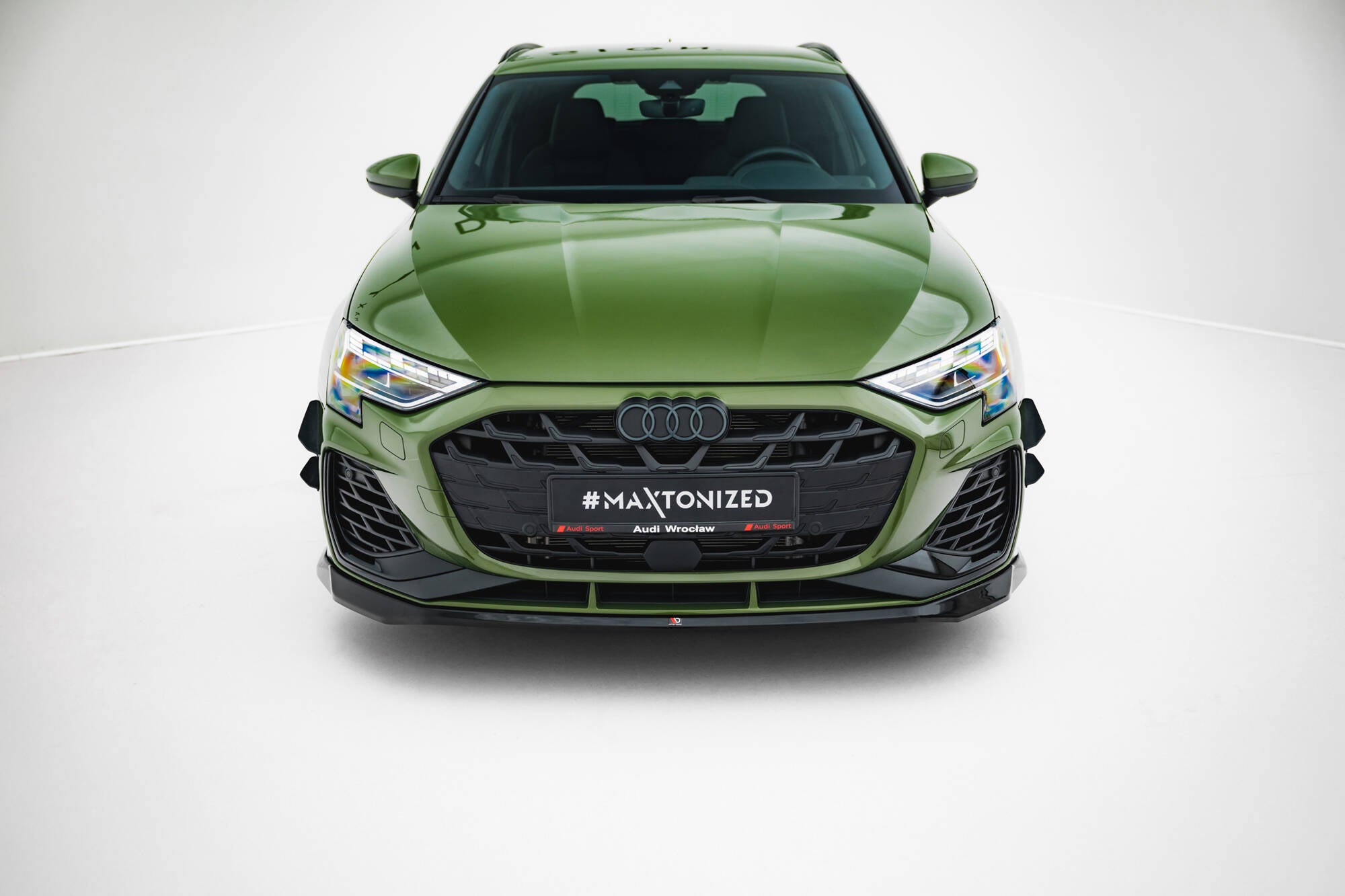 Frontleppe Audi S3 Sportback 8Y Facelift V.2 montert på grønn bil med svart grill og frontsplitter.