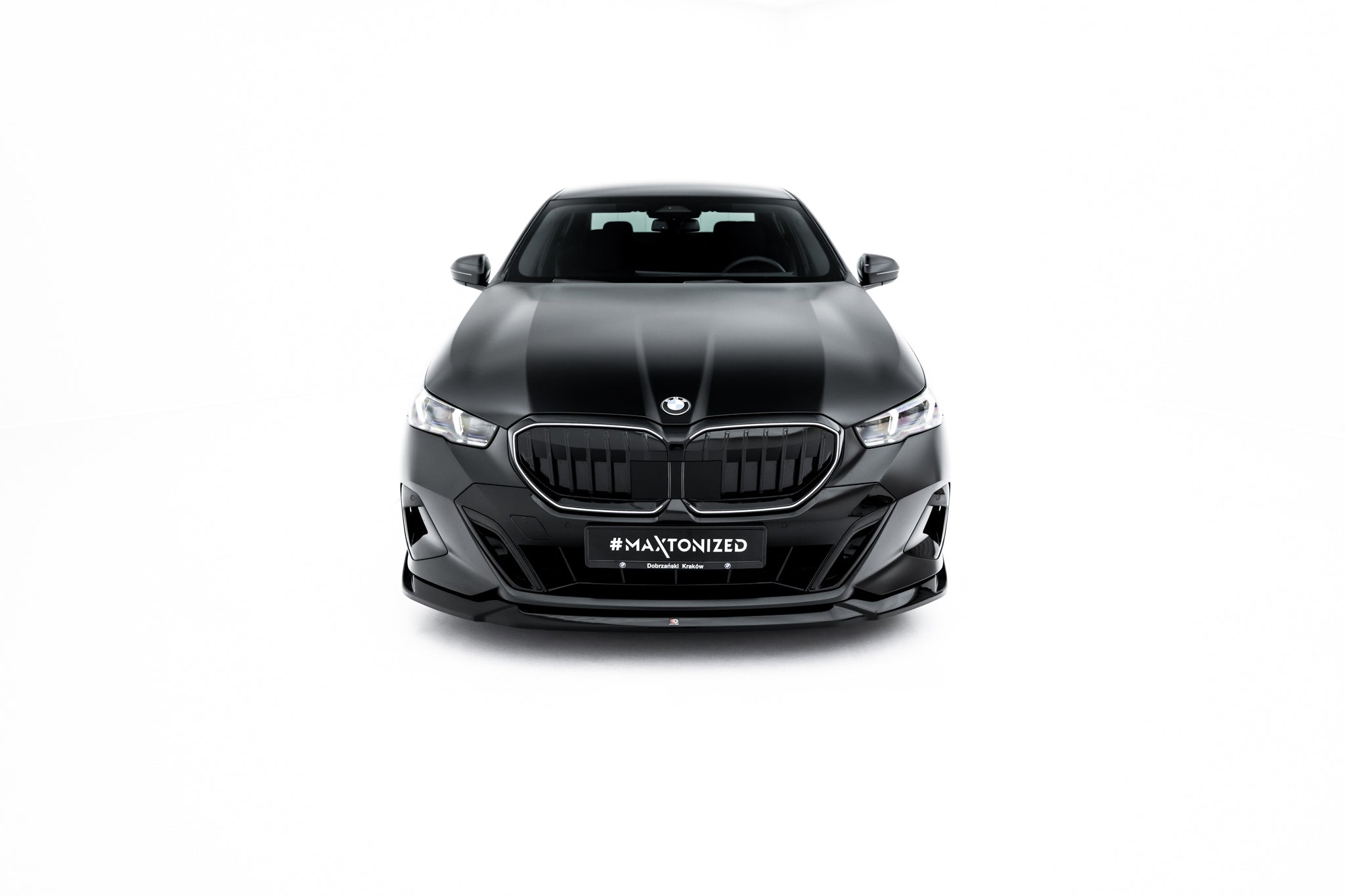 Frontleppe til BMW 5 / I5 M-Pakke G60 V.2, sort bil sett forfra med markert grill og skarpe frontlykter.