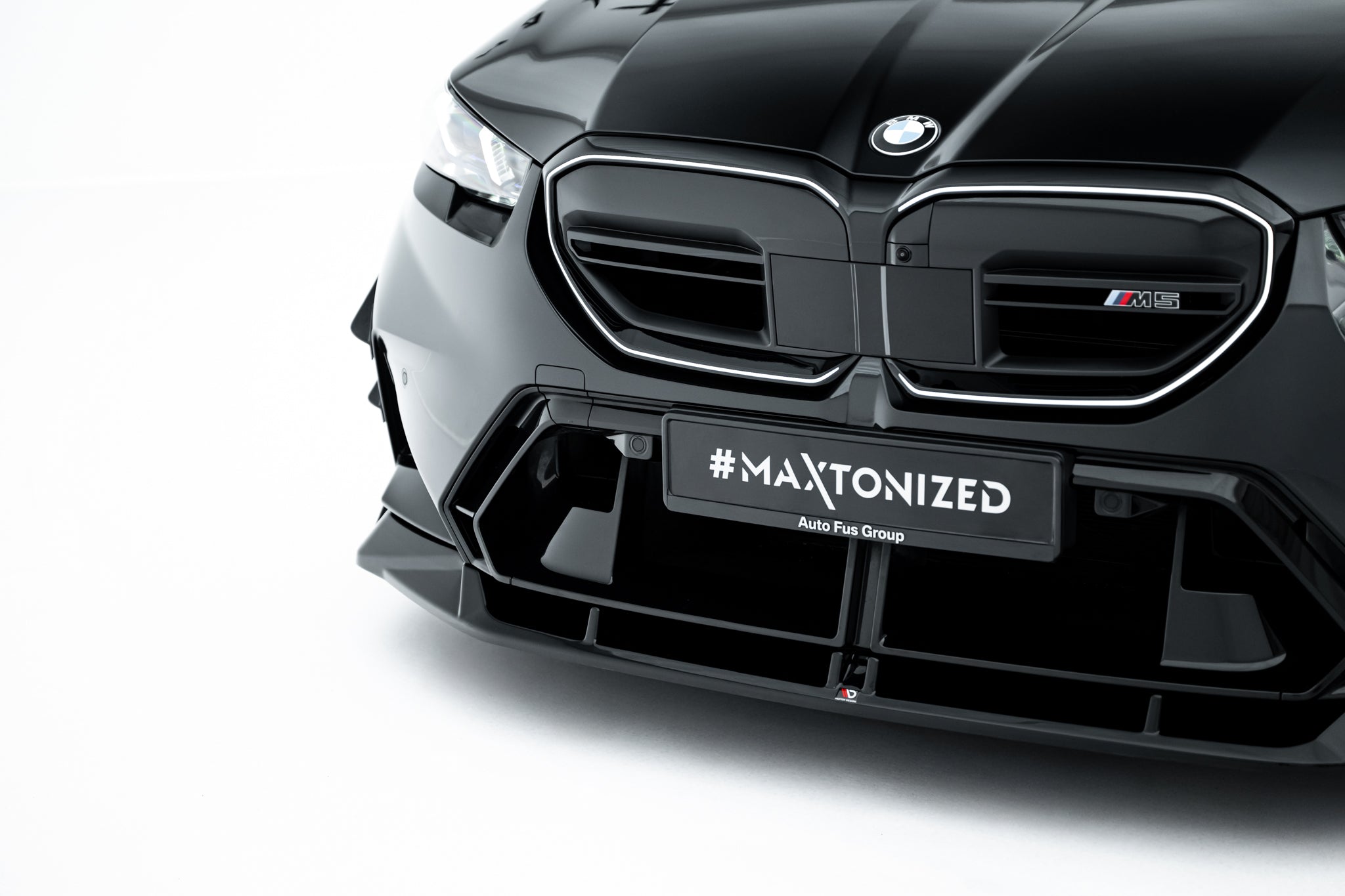 Front lip til BMW M5 G90 V.2, vist som representativt produktbilde mot hvit bakgrunn.