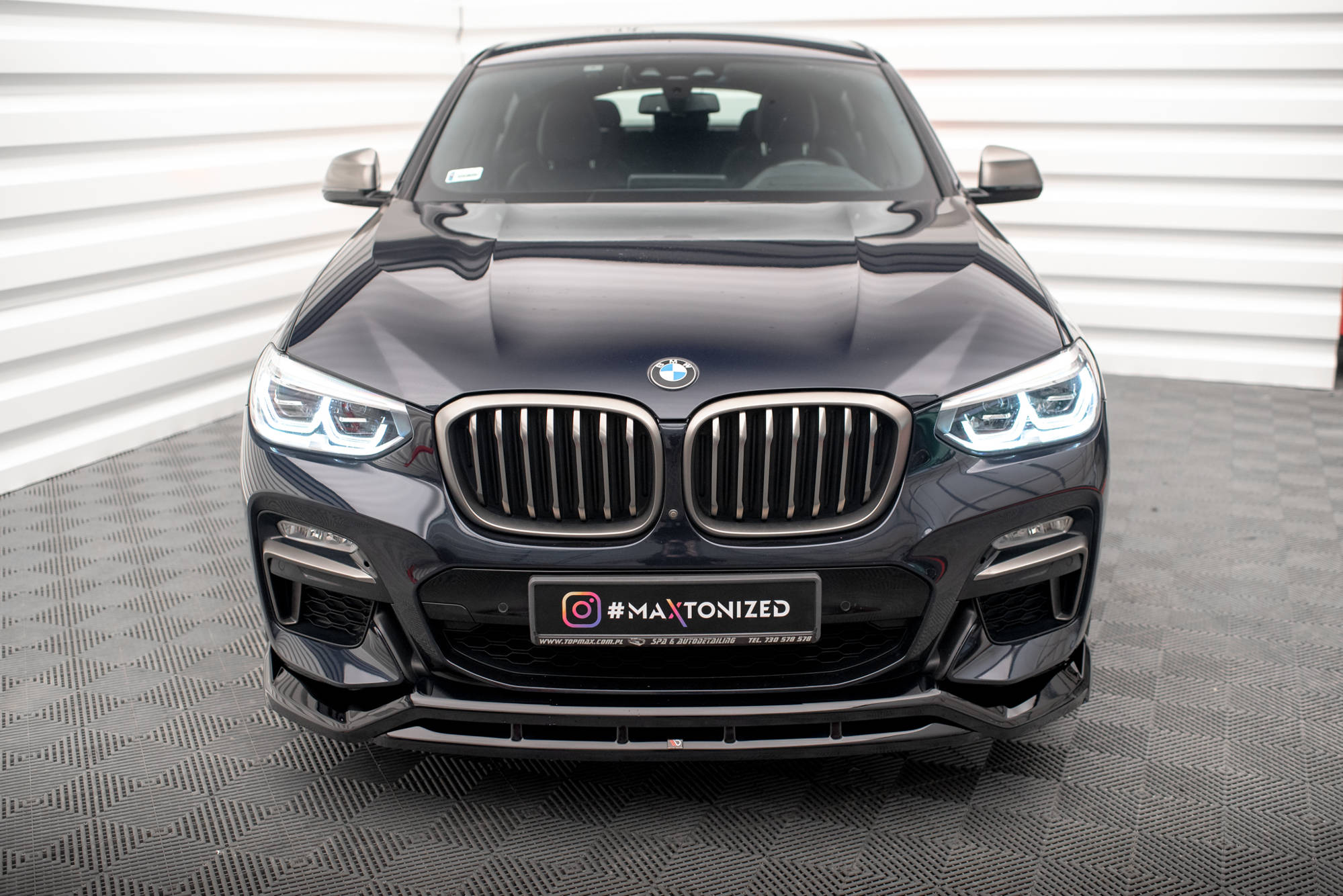 Frontleppe på BMW X4 G02 M-Pakke V.2 med sort frontfanger og LED-frontlys, sett rett forfra.