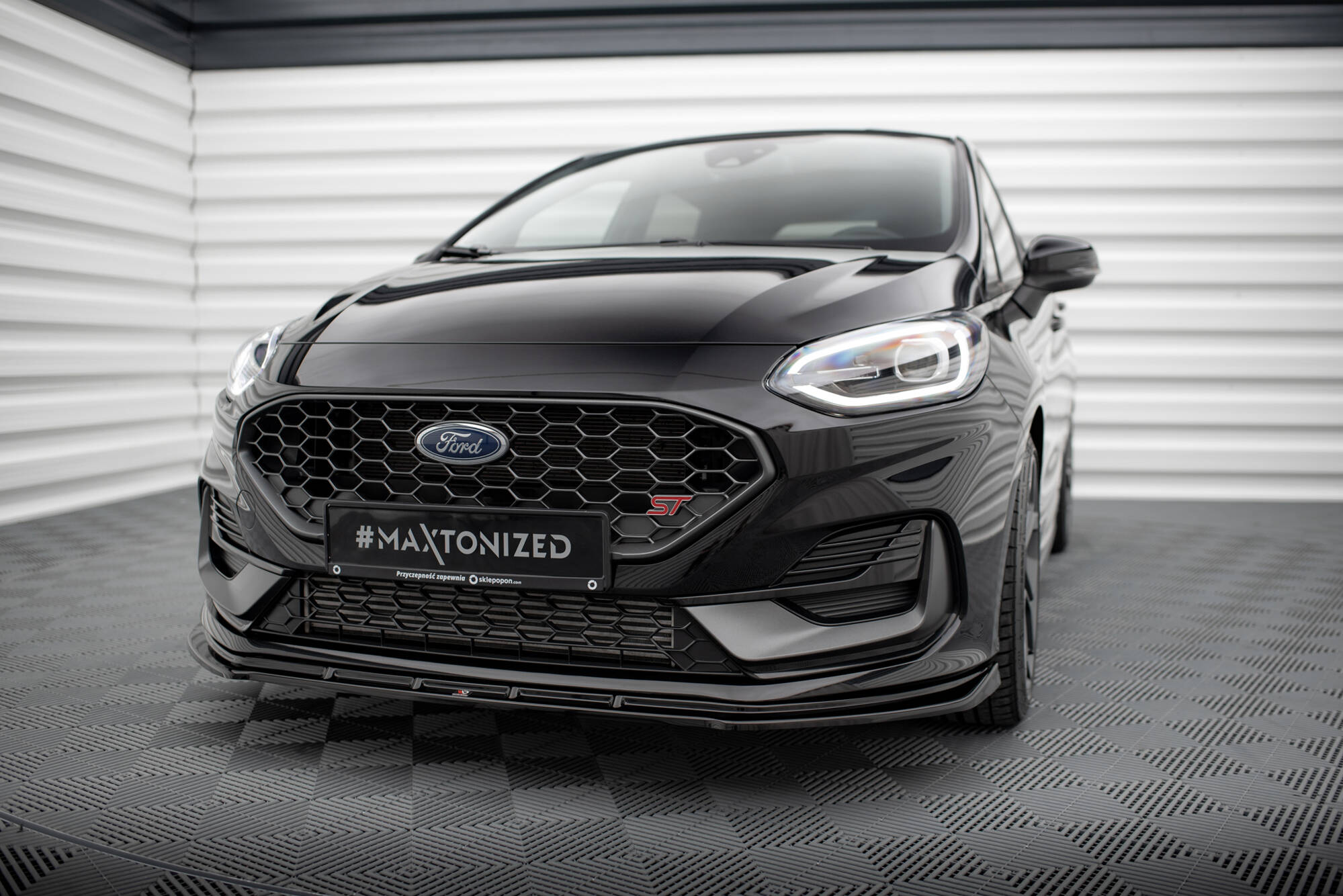 Frontspoiler på Ford Fiesta MK8 Facelift ST med svart grill, LED-frontlykter og rødt ST-merke.