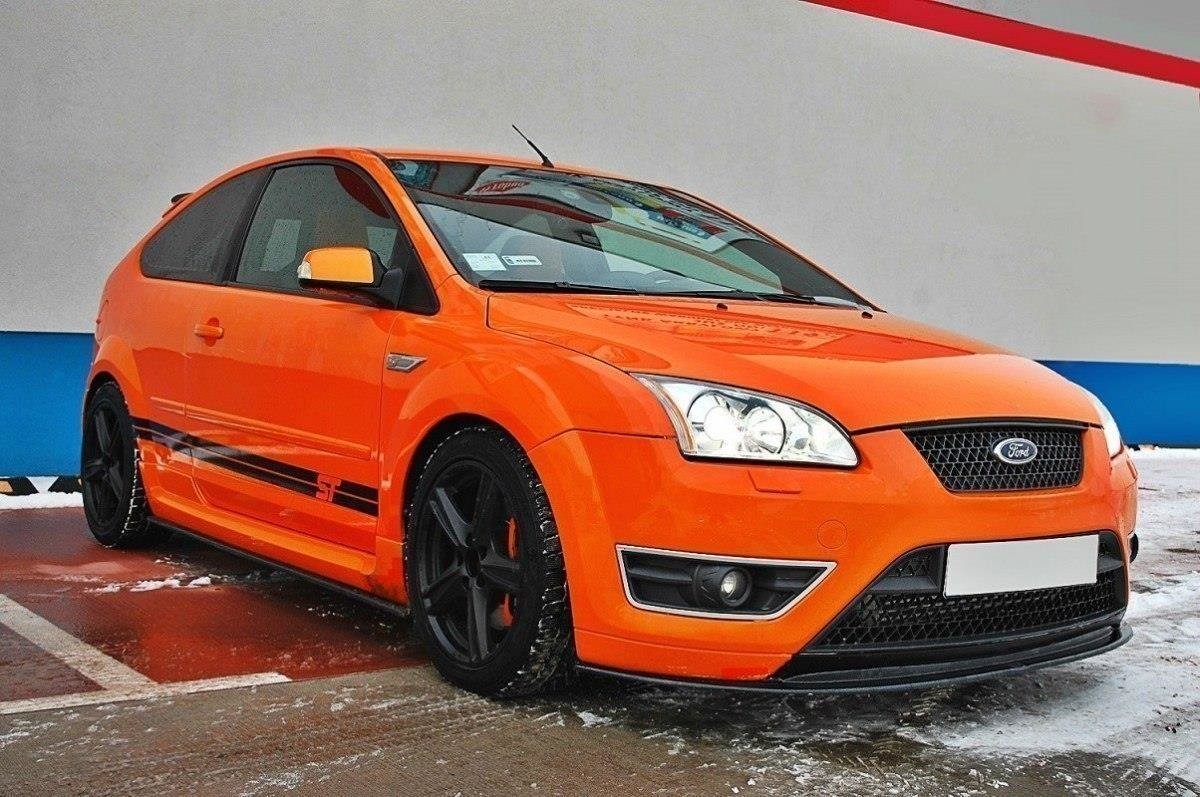 Spoiler på Ford Focus St MK2 V.2, oransje bil med sorte felger og dekorstriper på snødekt asfalt.