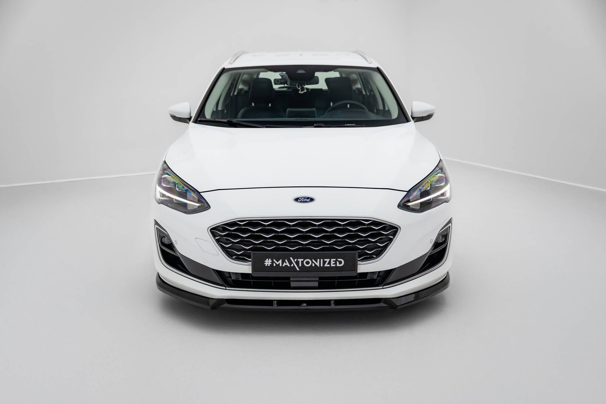 Frontleppe på Ford Focus Vignale MK4 V.2, hvit bil forfra med svart grill og LED-lykter.