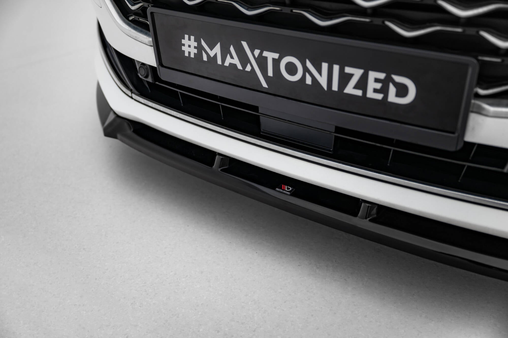 Spoiler til Ford Focus Vignale MK4 V.2 i sort med Maxton Design-logo på hvit bilfront.