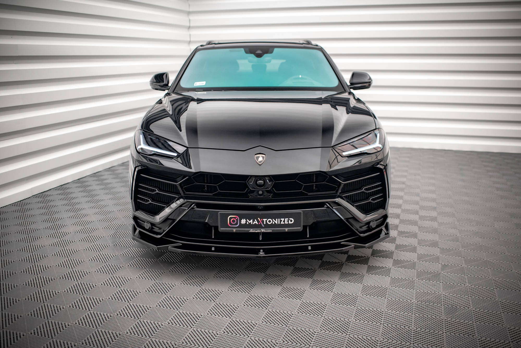 Frontleppe Lamborghini Urus MK1 V.2 montert på sort SUV sett forfra med LED-frontlykter og blank lakk.
