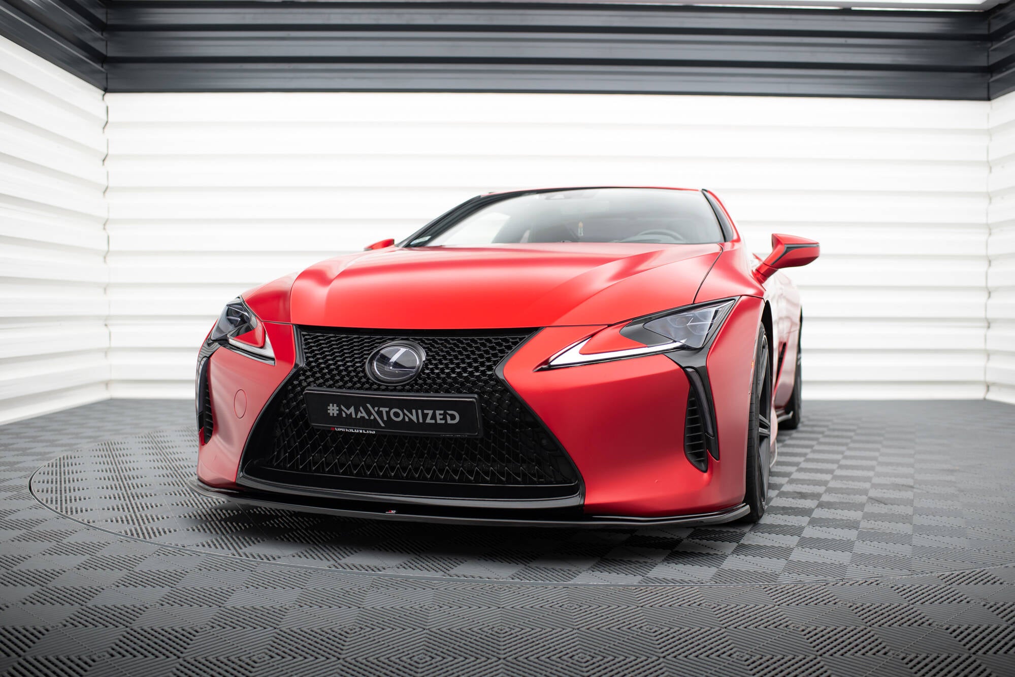 Frontspoiler Lexus LC 500 V.2 i matt rød, sett forfra med svart grill og smale LED-frontlykter.