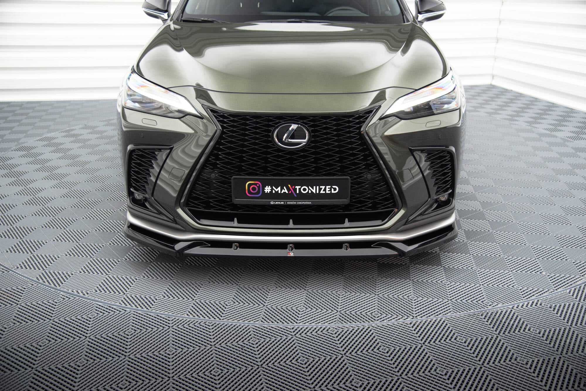 Frontleppe Lexus Nx F-Sport MK2 V.2 på metallic grønn bil med sort grill, fotografert rett forfra.