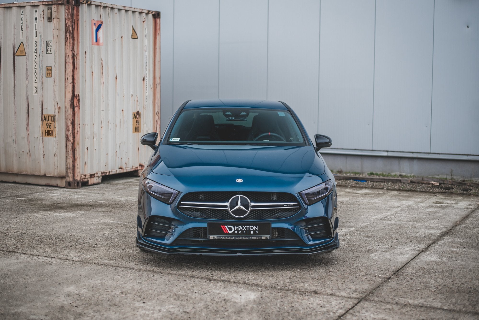 Frontleppe på Mercedes A35 AMG Aero W177 V.2 sett forfra med markant grill og sølvemblem.