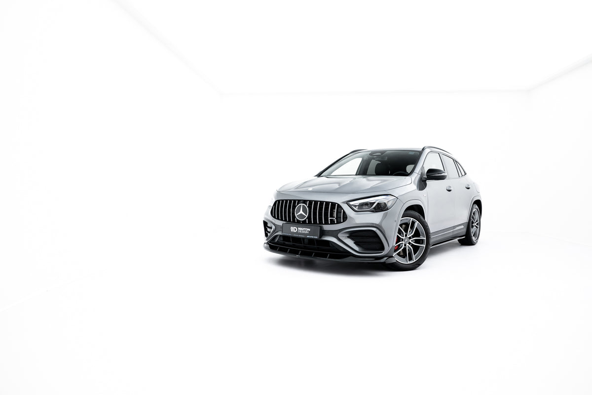 Nærbilde av Gloss Black-overflate på frontsplitter til Mercedes GLA 35