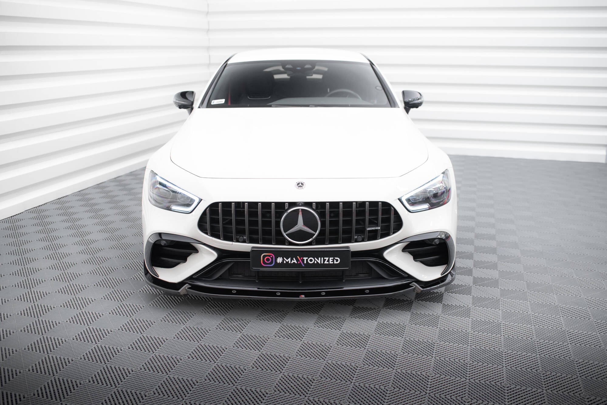Frontleppe på Mercedes GT 43 4 Dør Coupe med sort grill og LED-frontlykter, sett rett forfra.