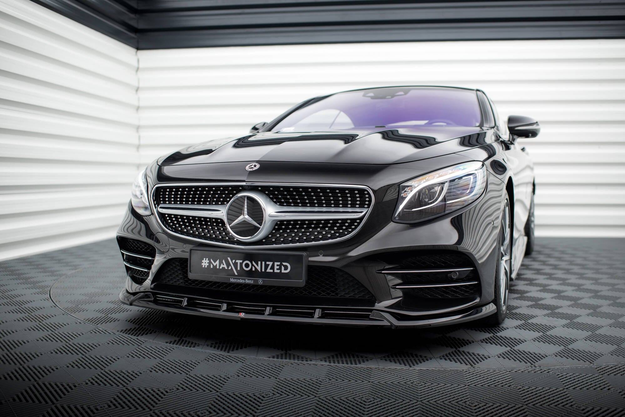 Frontspoiler Mercedes S Coupe AMG-Line C217 Facelift V.2 sett forfra med markante luftinntak og grill.